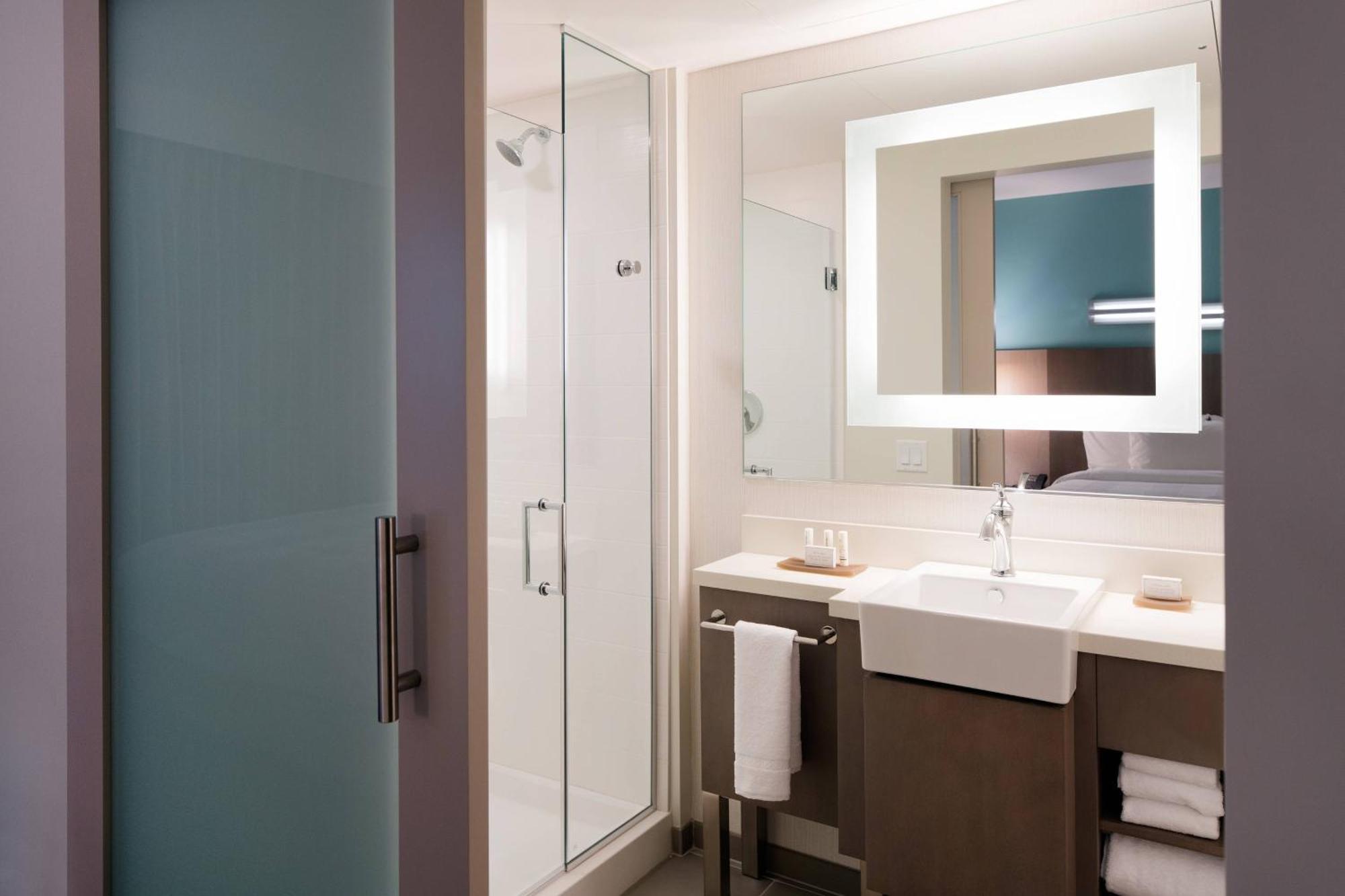 Suite Esquinera con cama grande, sofá cama y vistas
