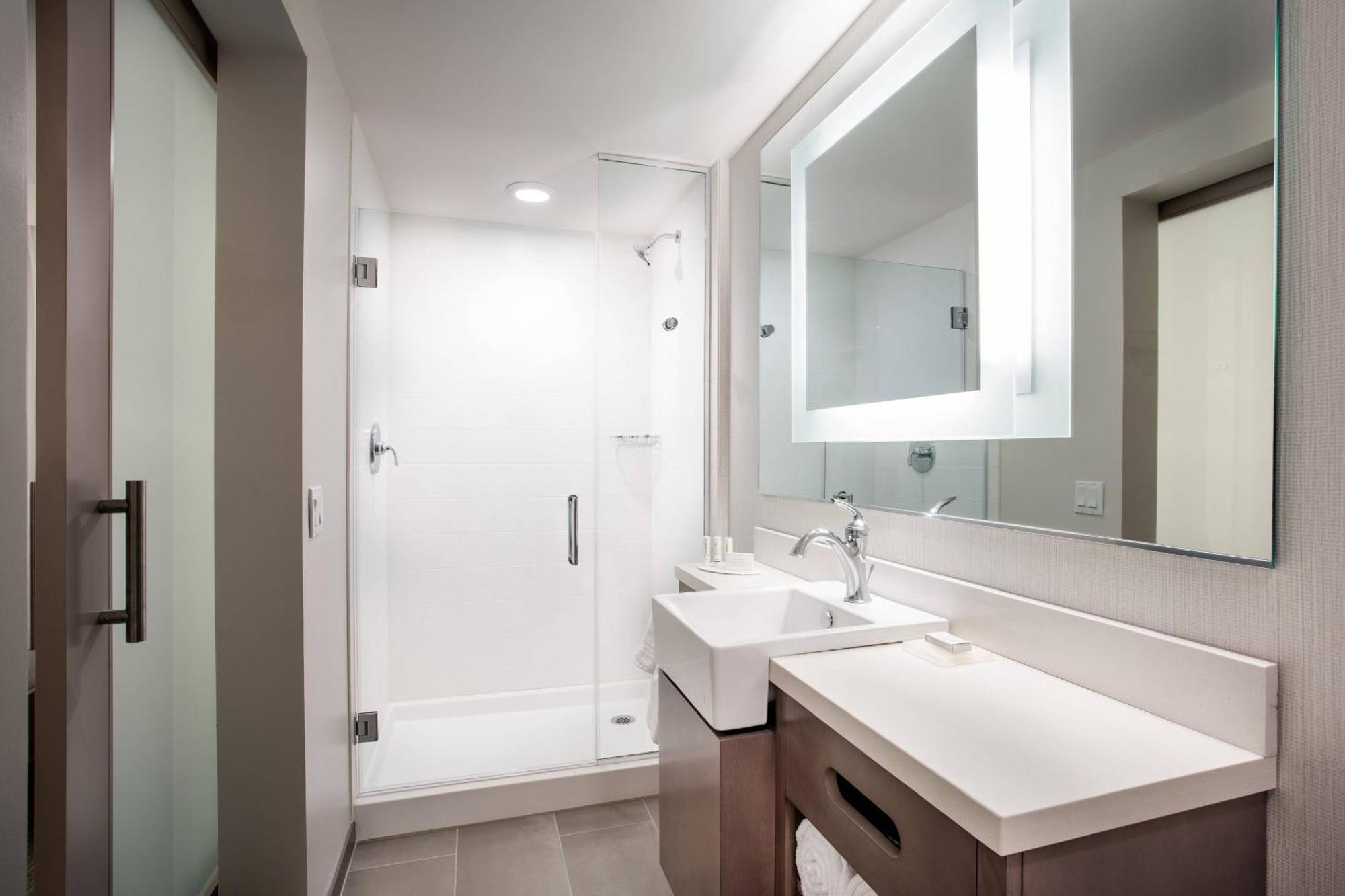 Queen Suite Two Queen Beds Partial Bay View