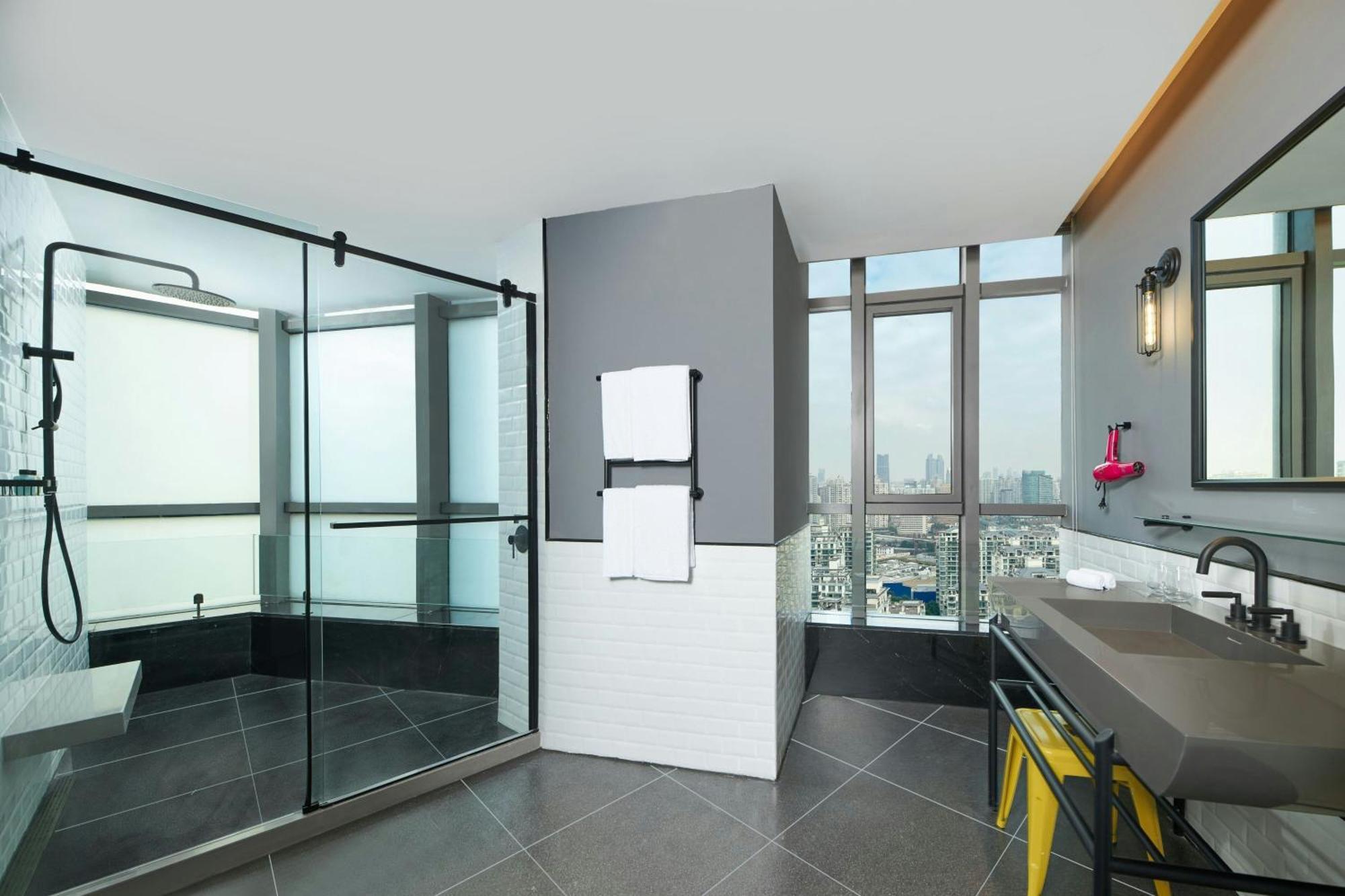 Corner King Room City View