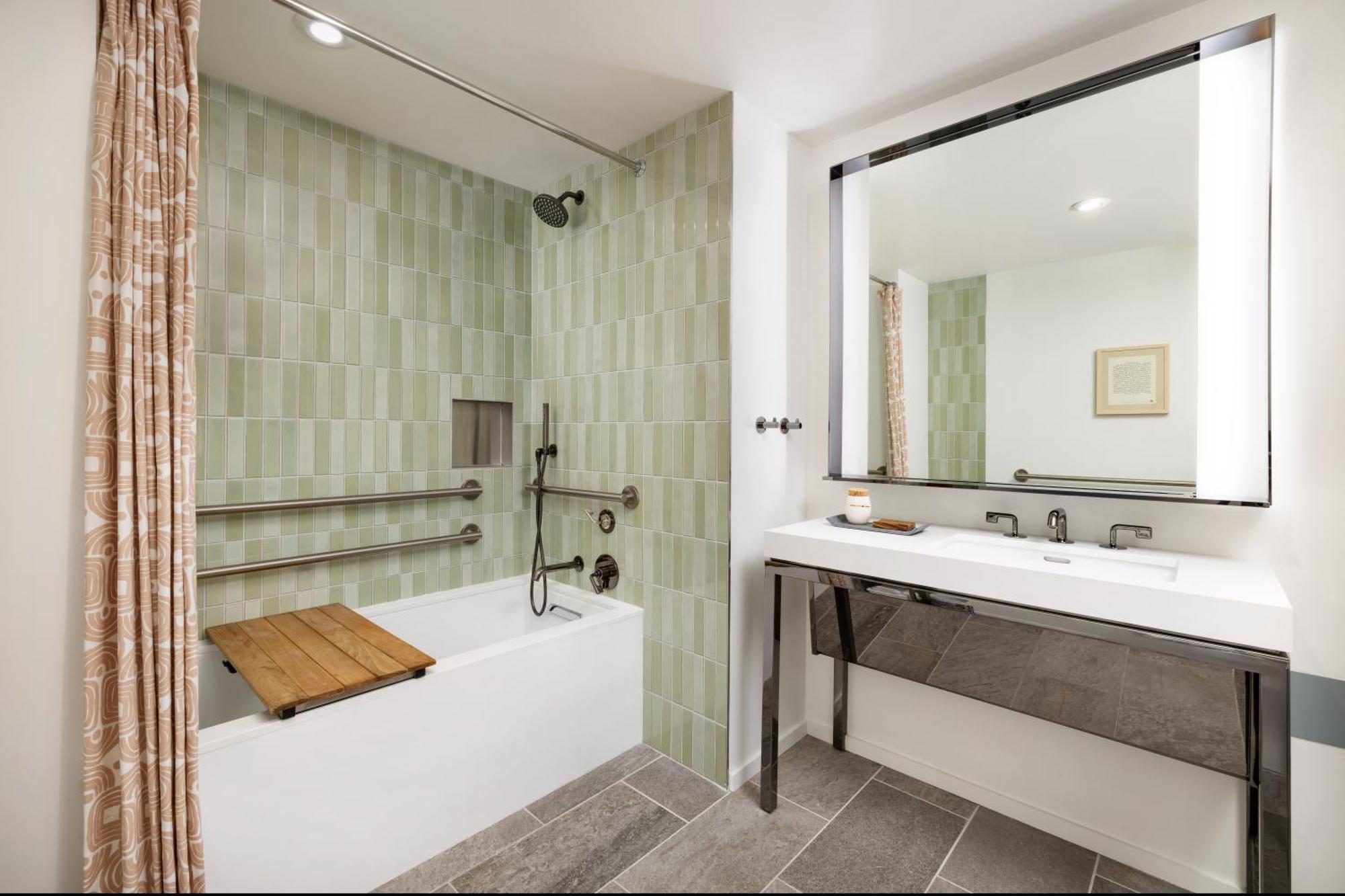 Zimmer mit Kingsize-Bett und Badewanne – barrierefrei