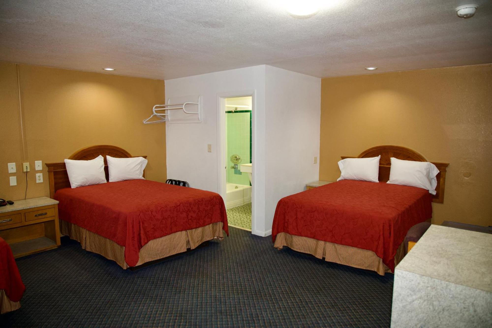 Quarto com 3 Camas de Casal