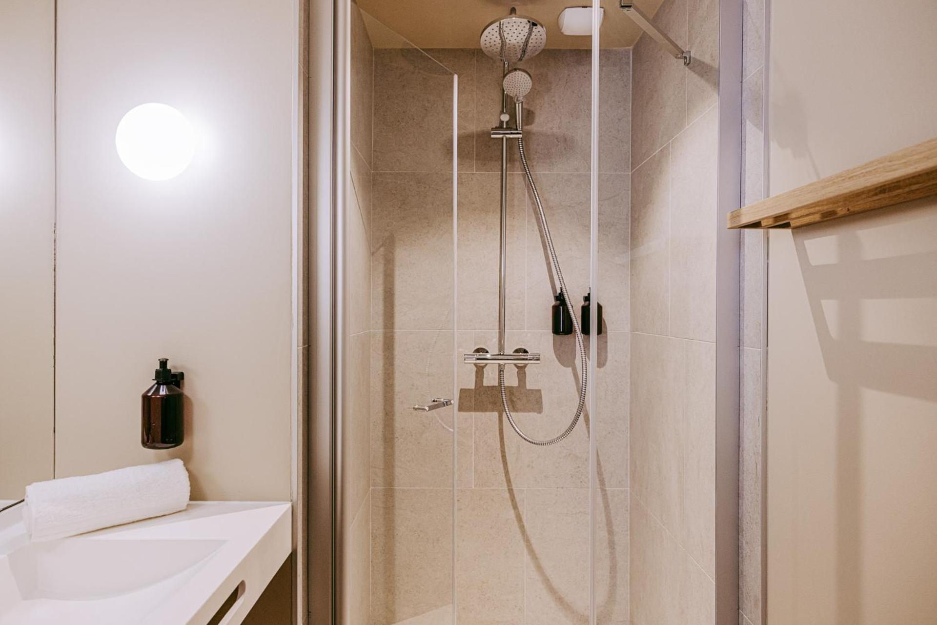 Chambre Lit Queen-size - Accessible aux Personnes à Mobilité Réduite