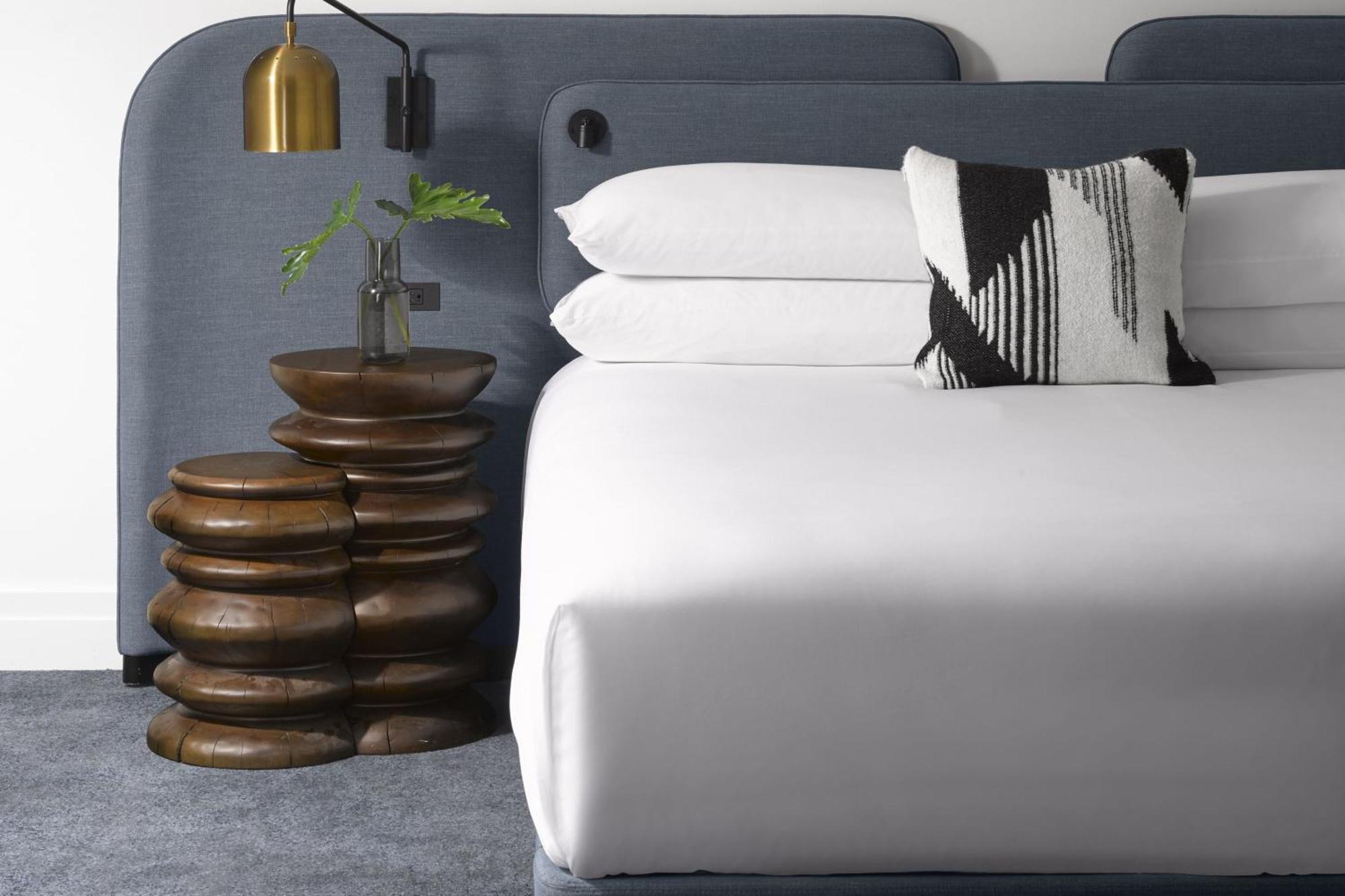 Habitación con cama extragrande.