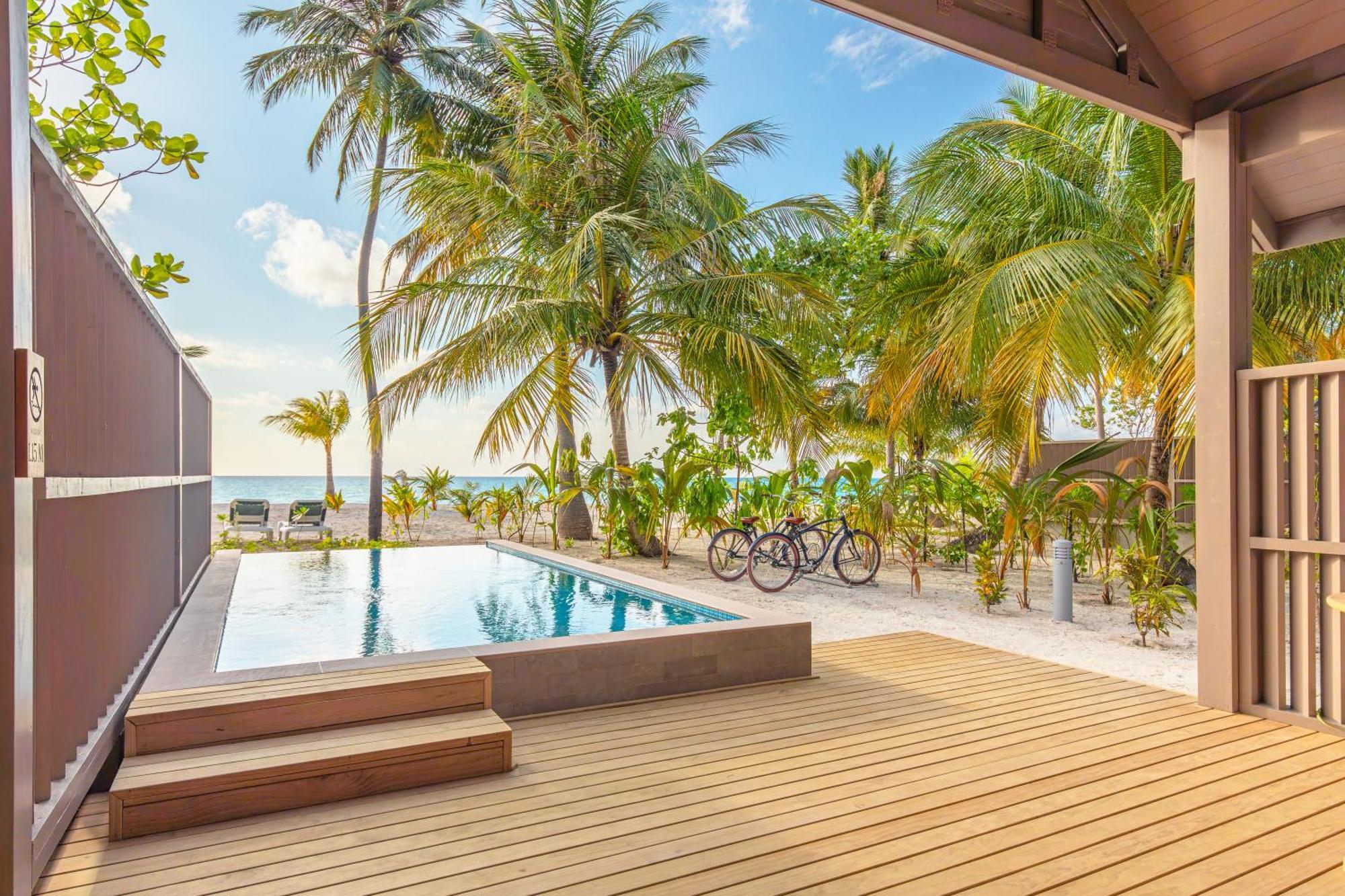 Villa con piscina junto a la playa