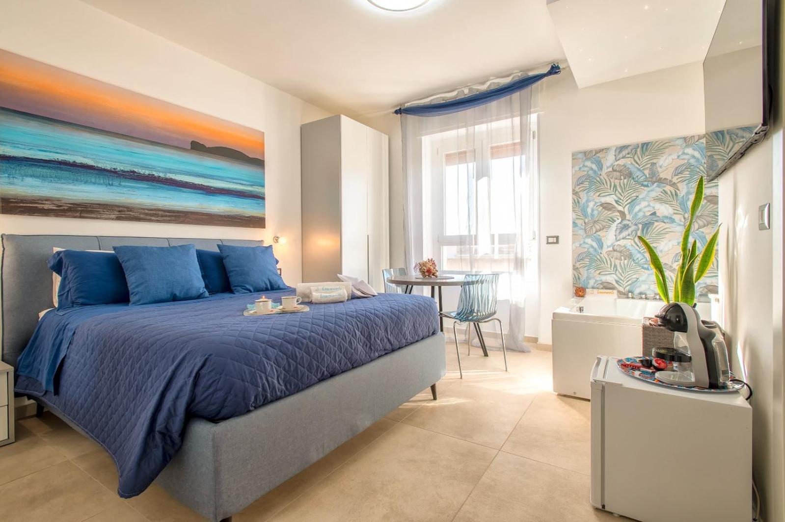 Zimmer mit Queensize-Bett und Whirlpool-Badewanne