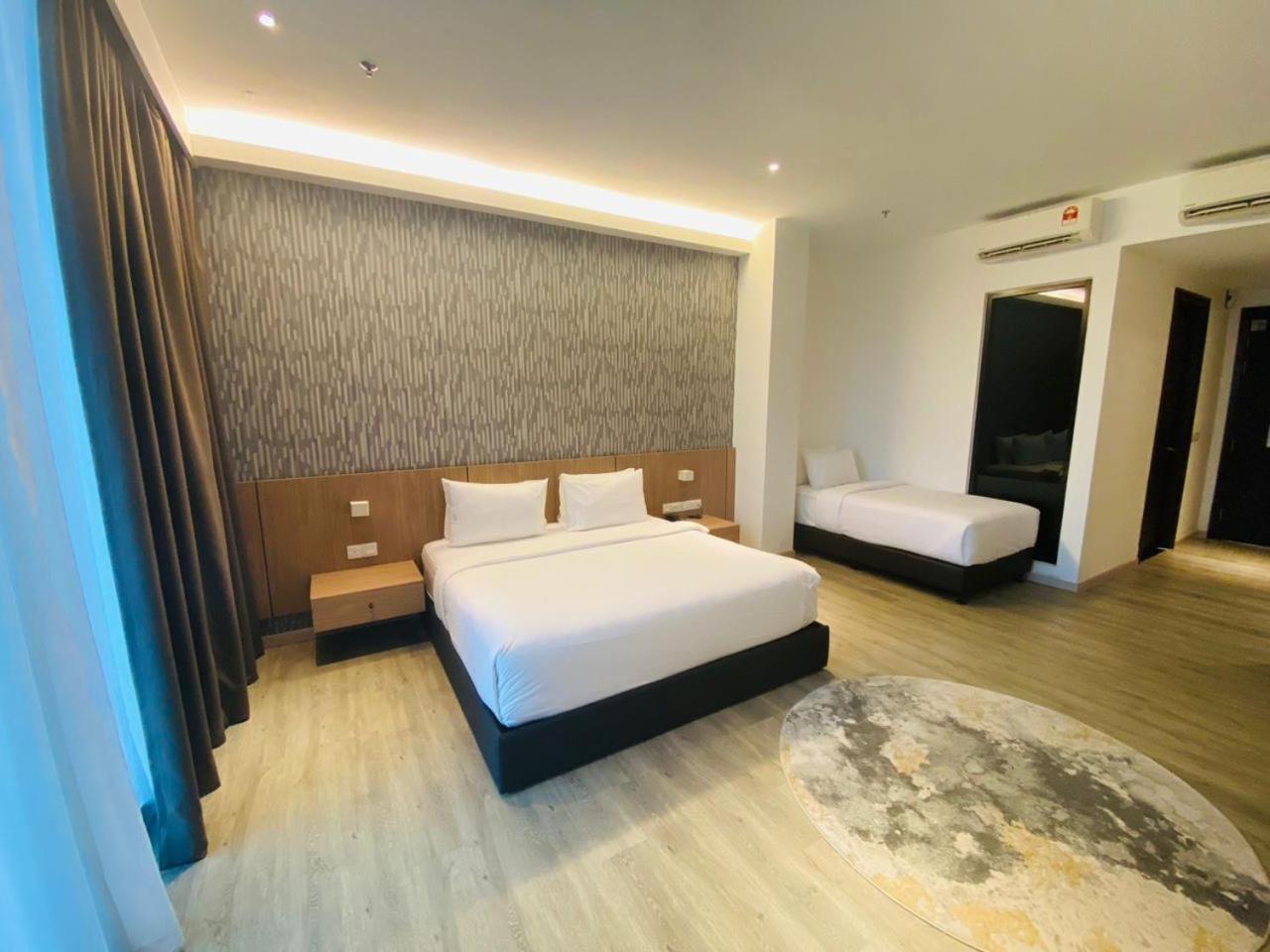 Family Room with Balcony,1635975262:JPEG