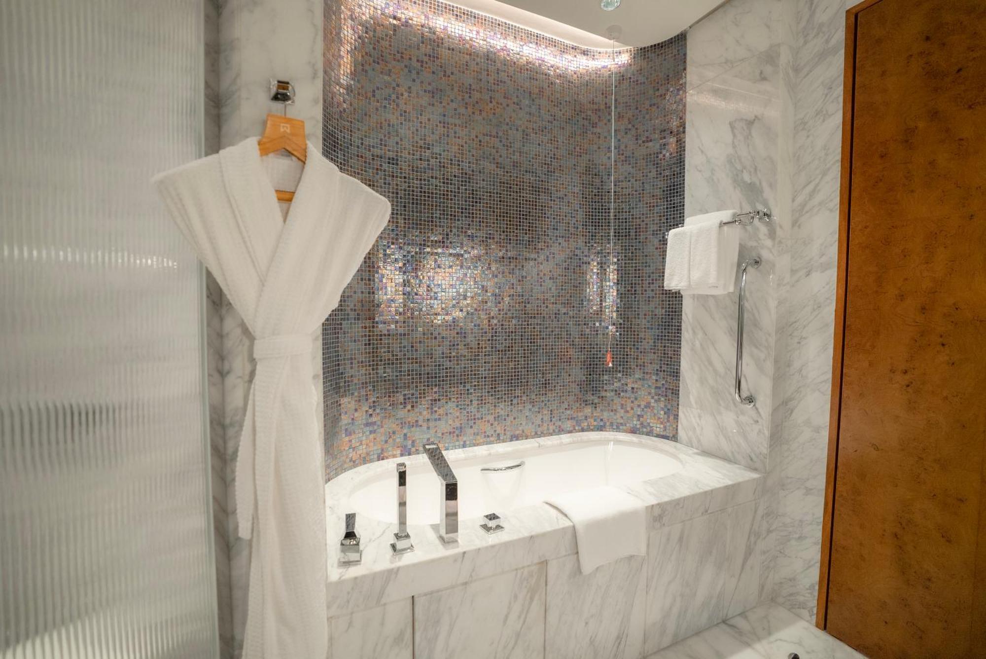 Towers Suite Waterfront View Private Balcony & Luxury Hours