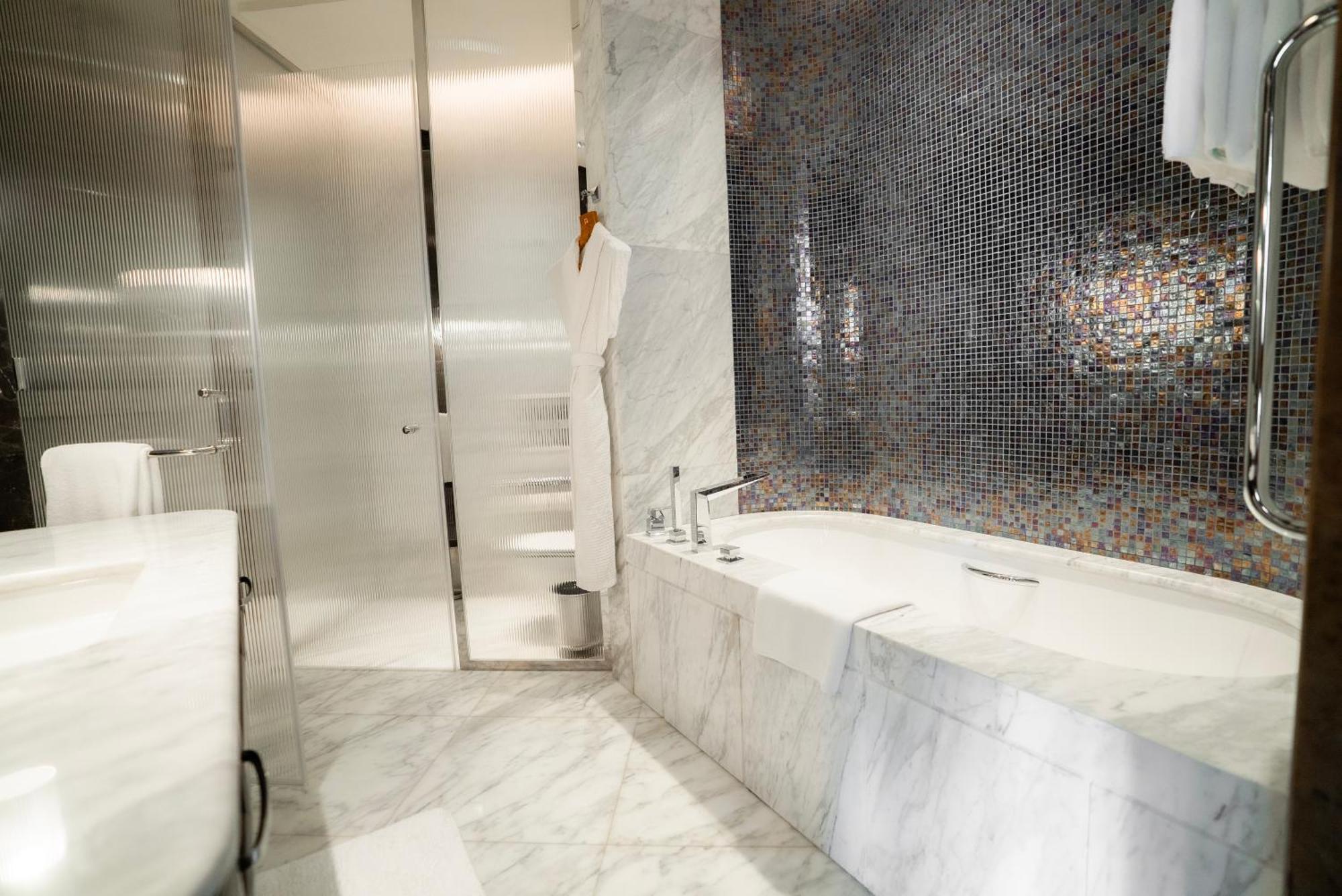 Towers Suite Waterfront View Private Balcony & Luxury Hours