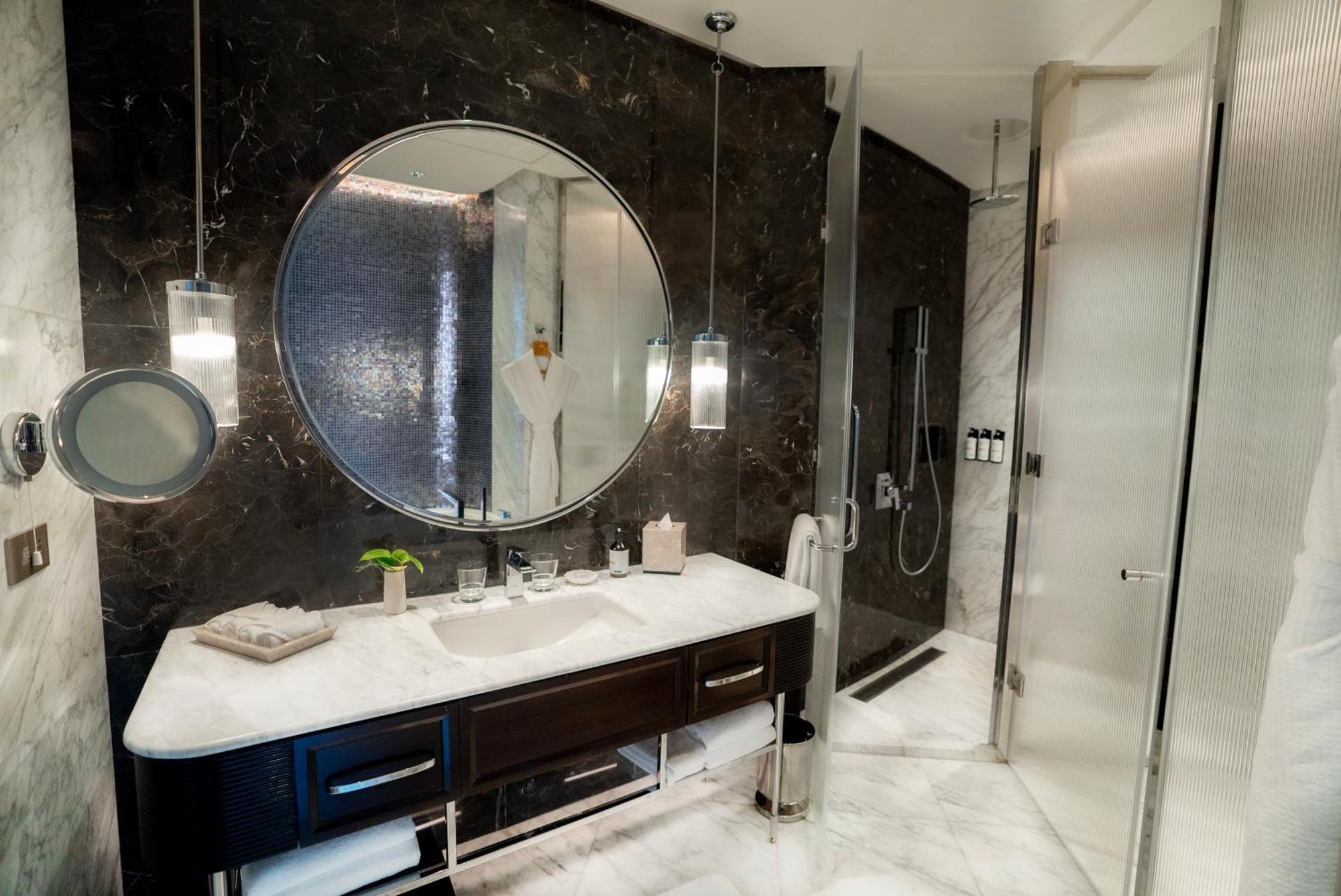 Towers Suite Waterfront View Private Balcony & Luxury Hours