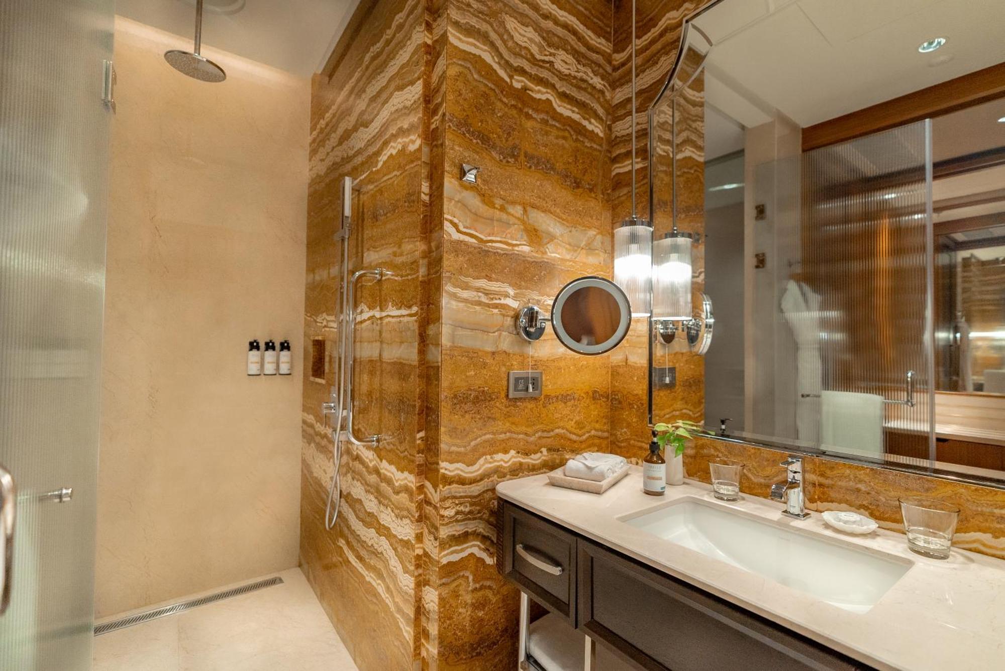 One Bedroom Apartment Waterfront View Private Balcony & Luxury Hours
