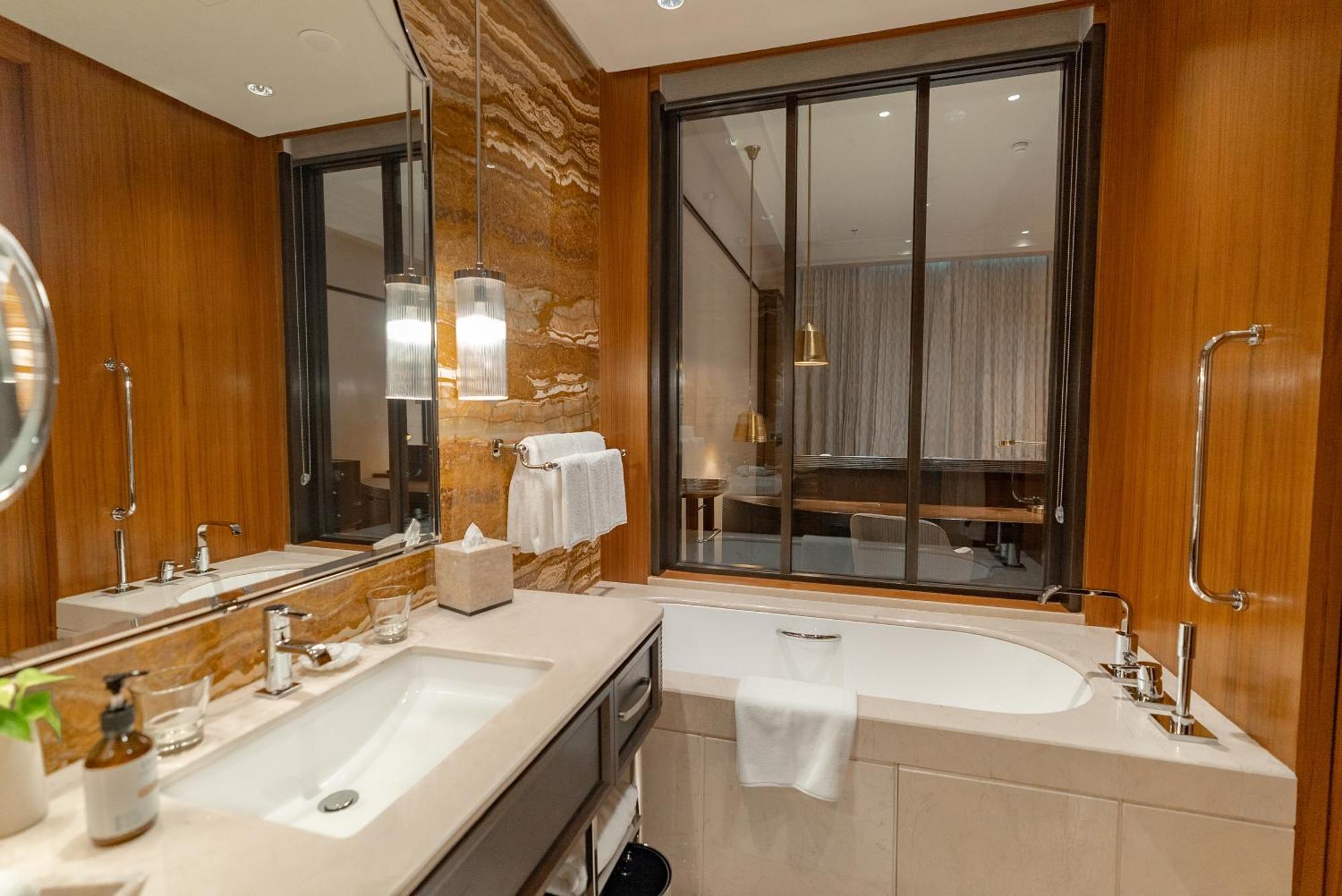 One Bedroom Apartment Waterfront View Private Balcony & Luxury Hours