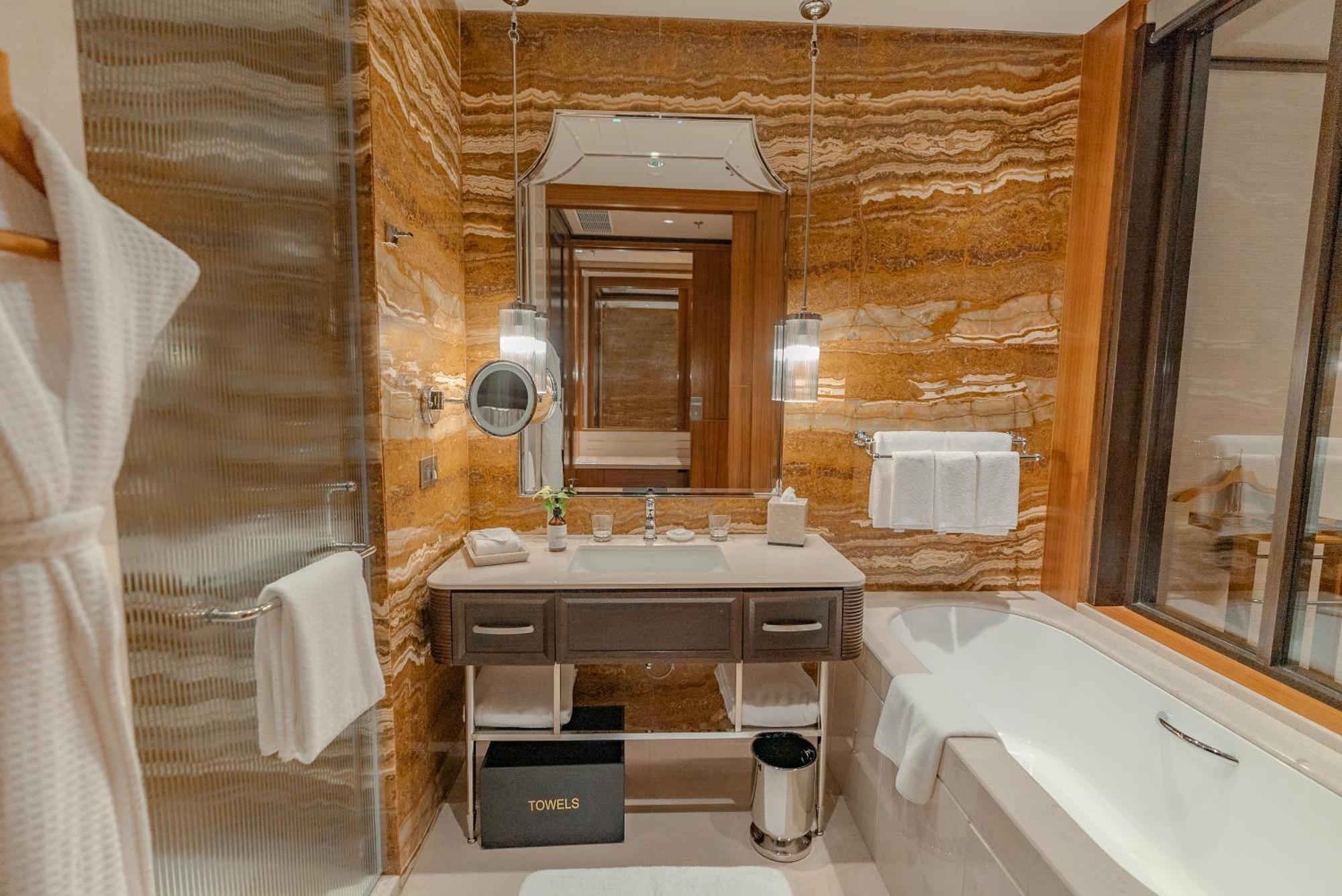 One Bedroom Apartment Waterfront View Private Balcony & Luxury Hours
