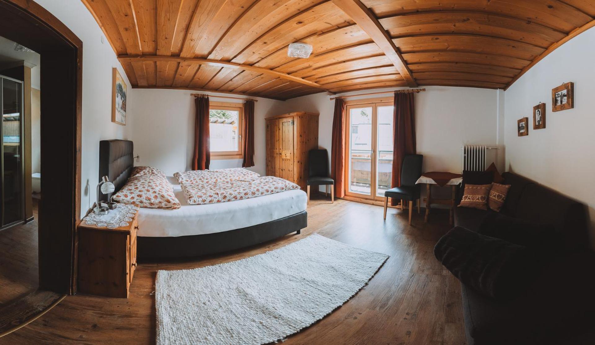 Dreibettzimmer mit eigenem Bad