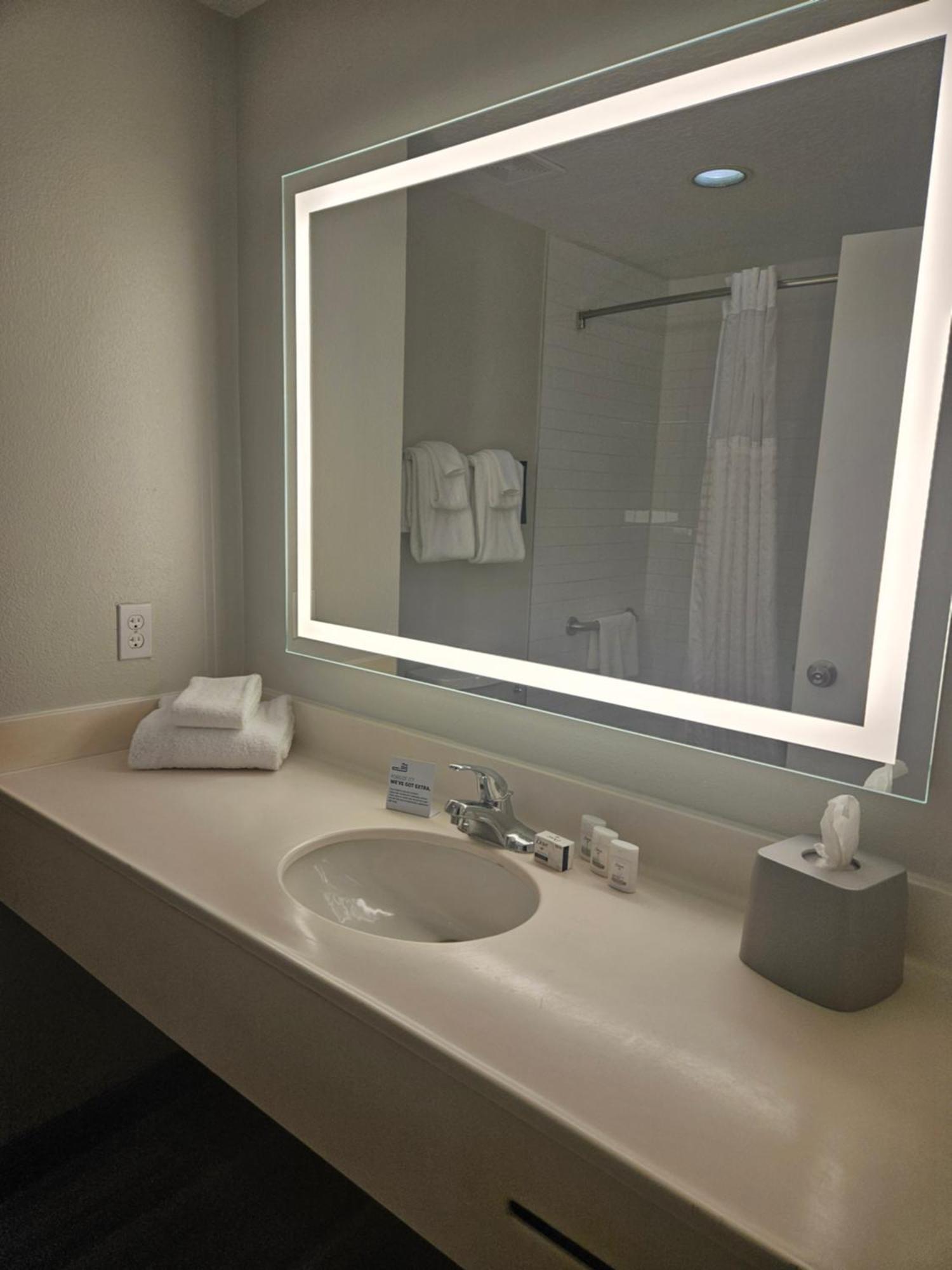 Standard Queen Room with Fountain View - Communications and Mobility Accessible