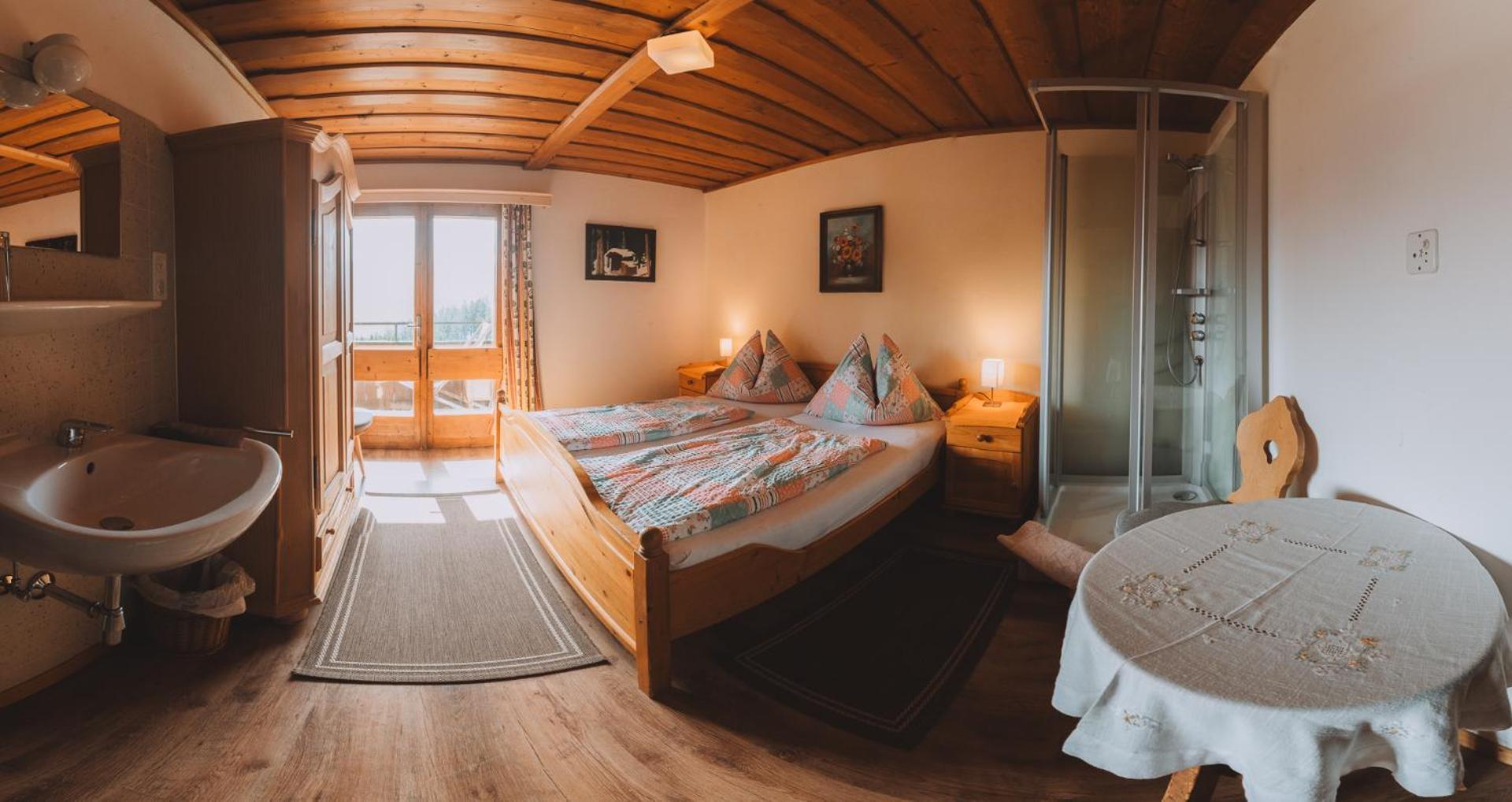 Double Room with Balcony, Shower in Room and Shared Toilet