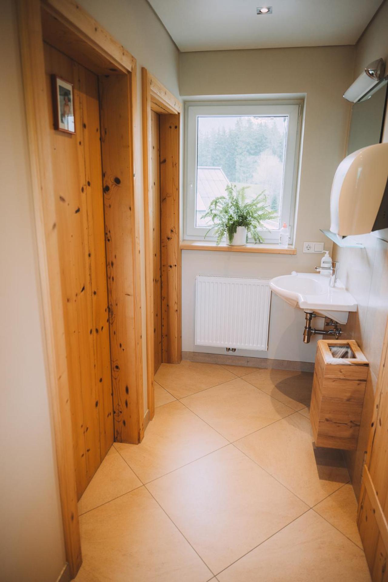 Doppelzimmer mit Balkon und Gemeinschaftsbad