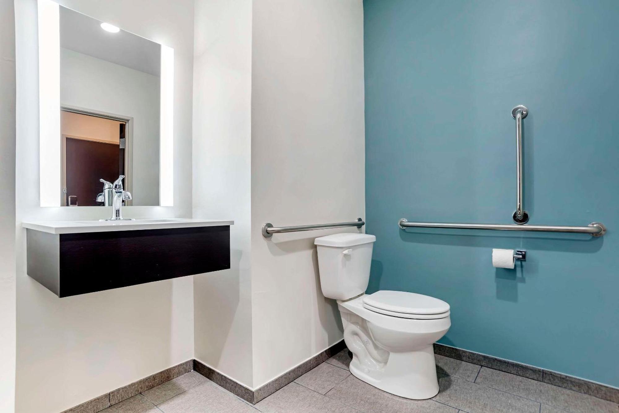 Quadruple Room with Two Queen Beds - Disability Access/Non Smoking