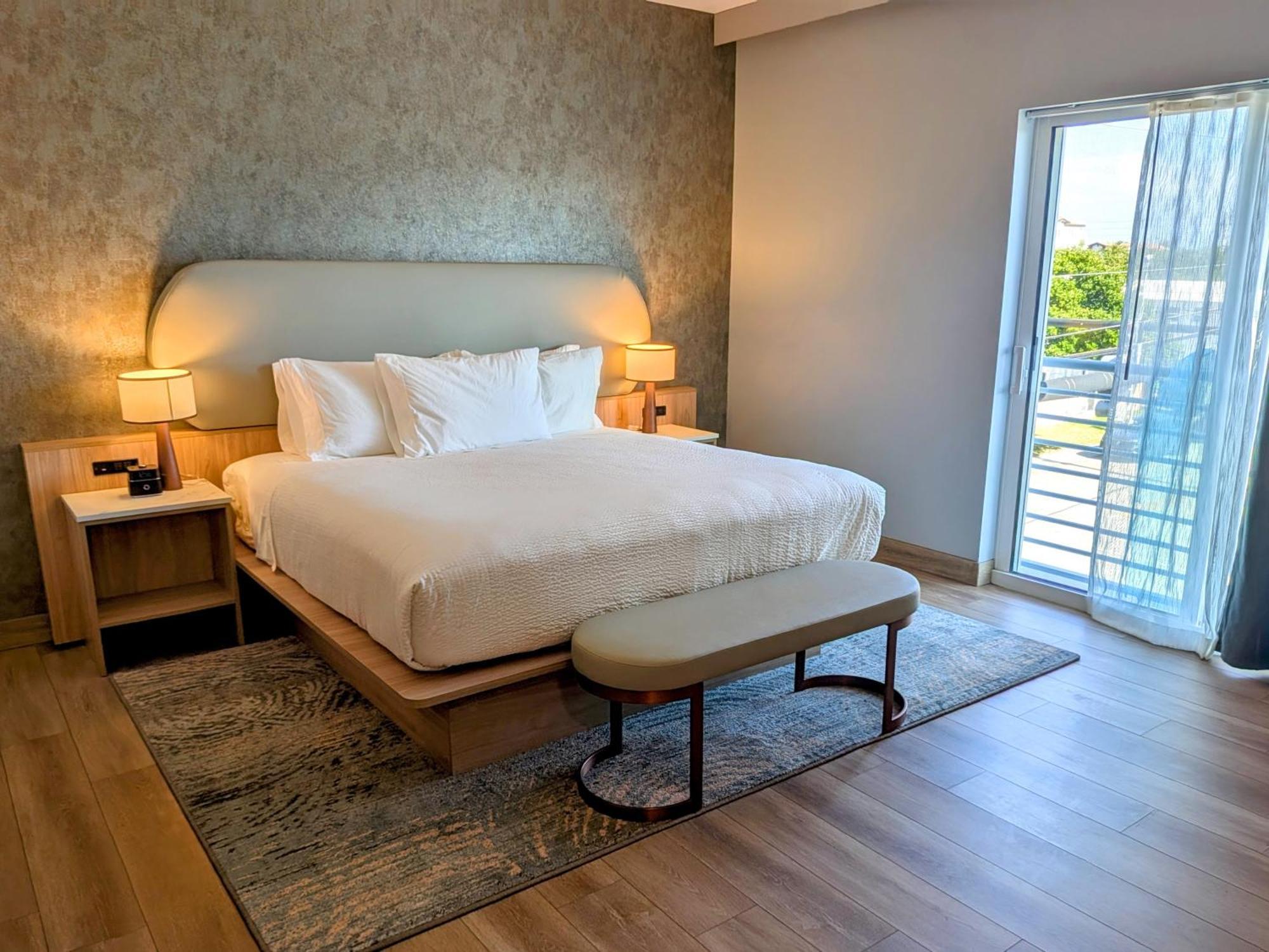 Deluxe King Room - Non-Smoking