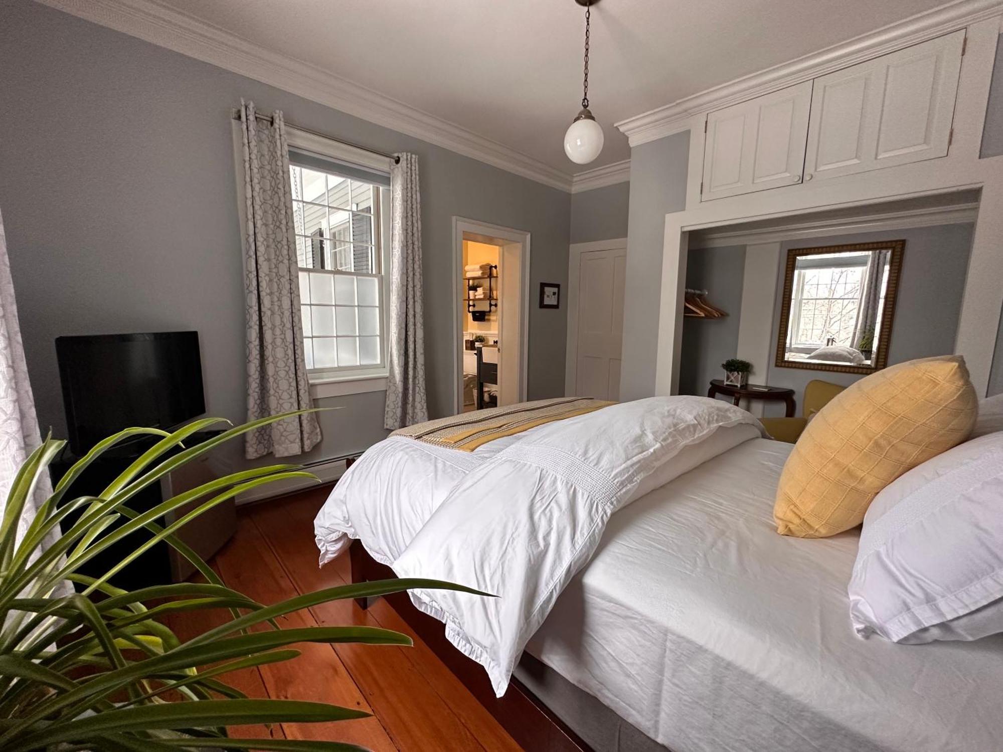 Standard Queen Room