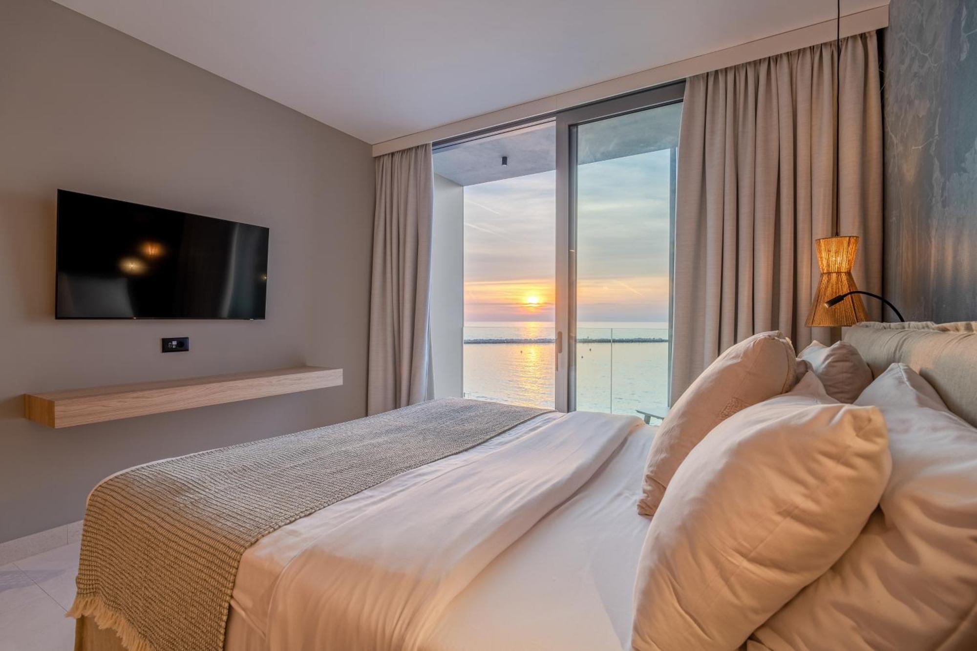 Doppelzimmer mit Balkon und Meerblick