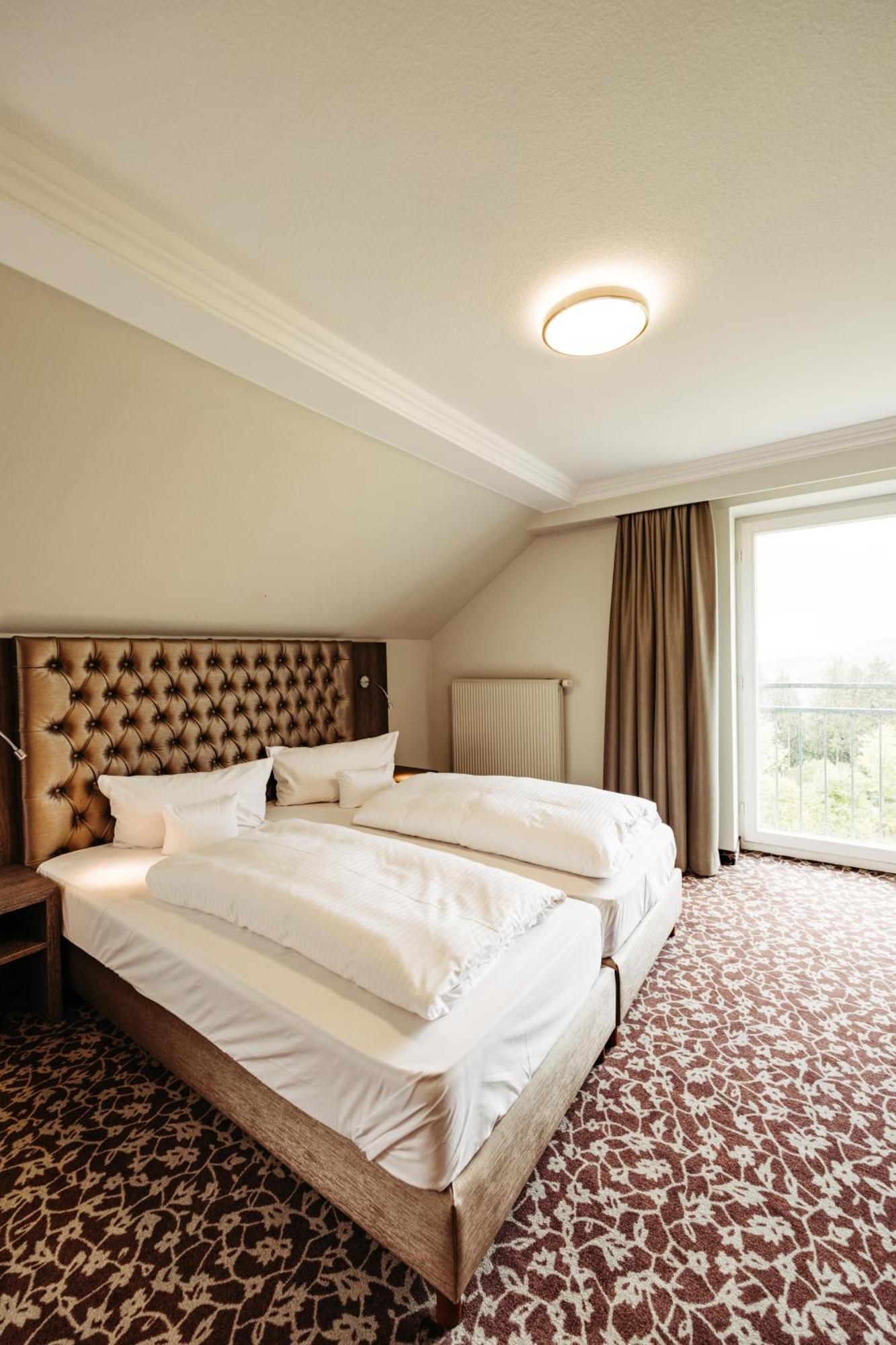 Deluxe Double Room (2 Adults + 1 Child)