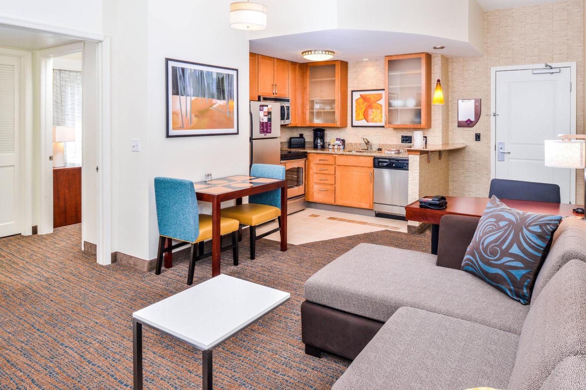 1 Bedroom 2 room Suite, 1 King, Sofabed