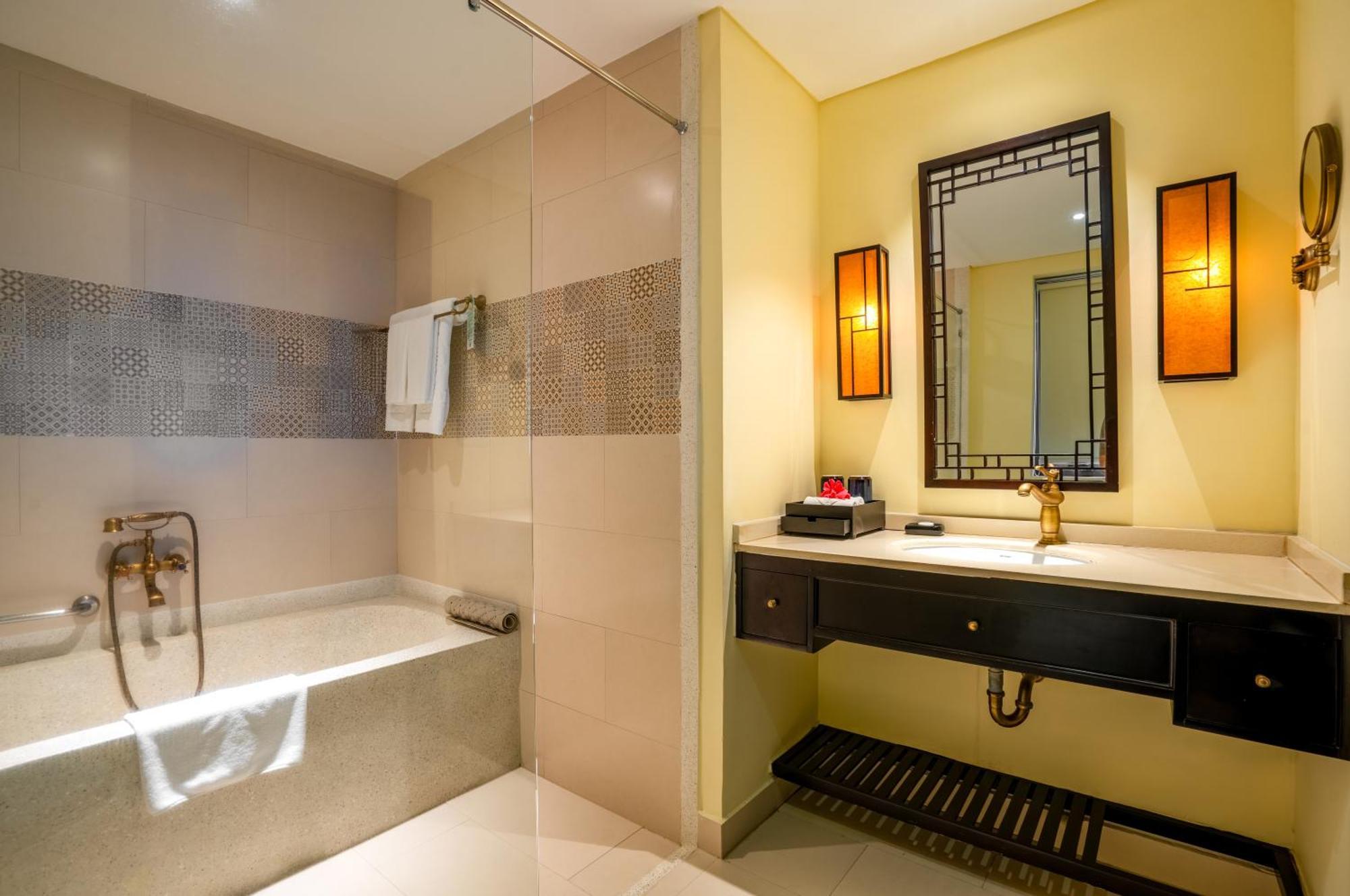 Deluxe King Room with Balcony and Garden/City View