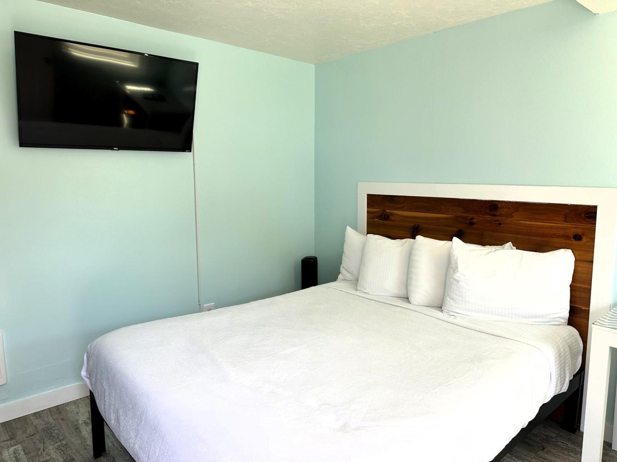 Standard Queen Room (No Pets)