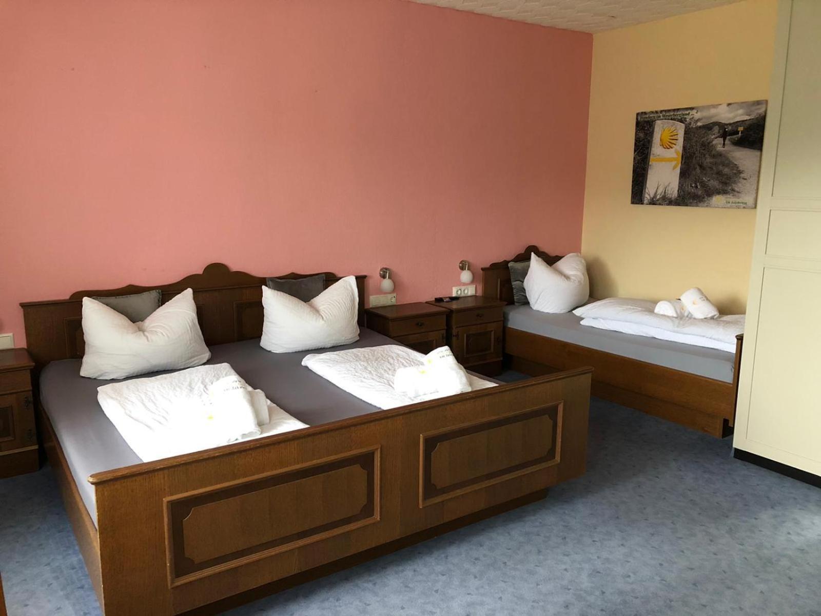 Dreibettzimmer mit Bergblick