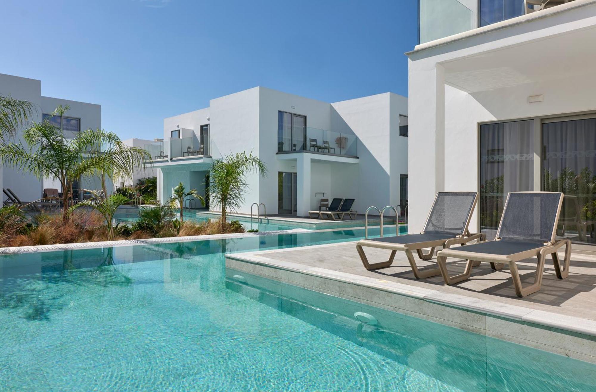 Chambre Double – Accès Direct à la Piscine
