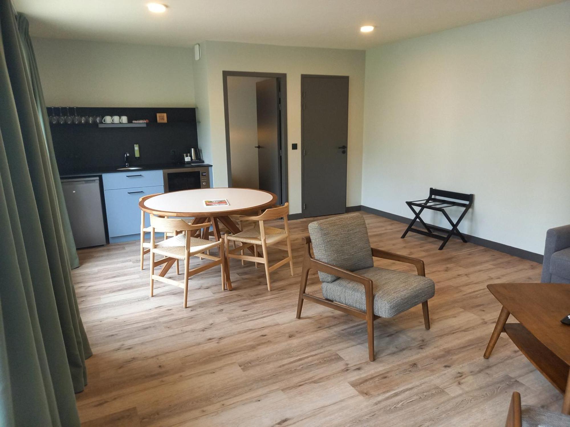 Studio ( 4 People)