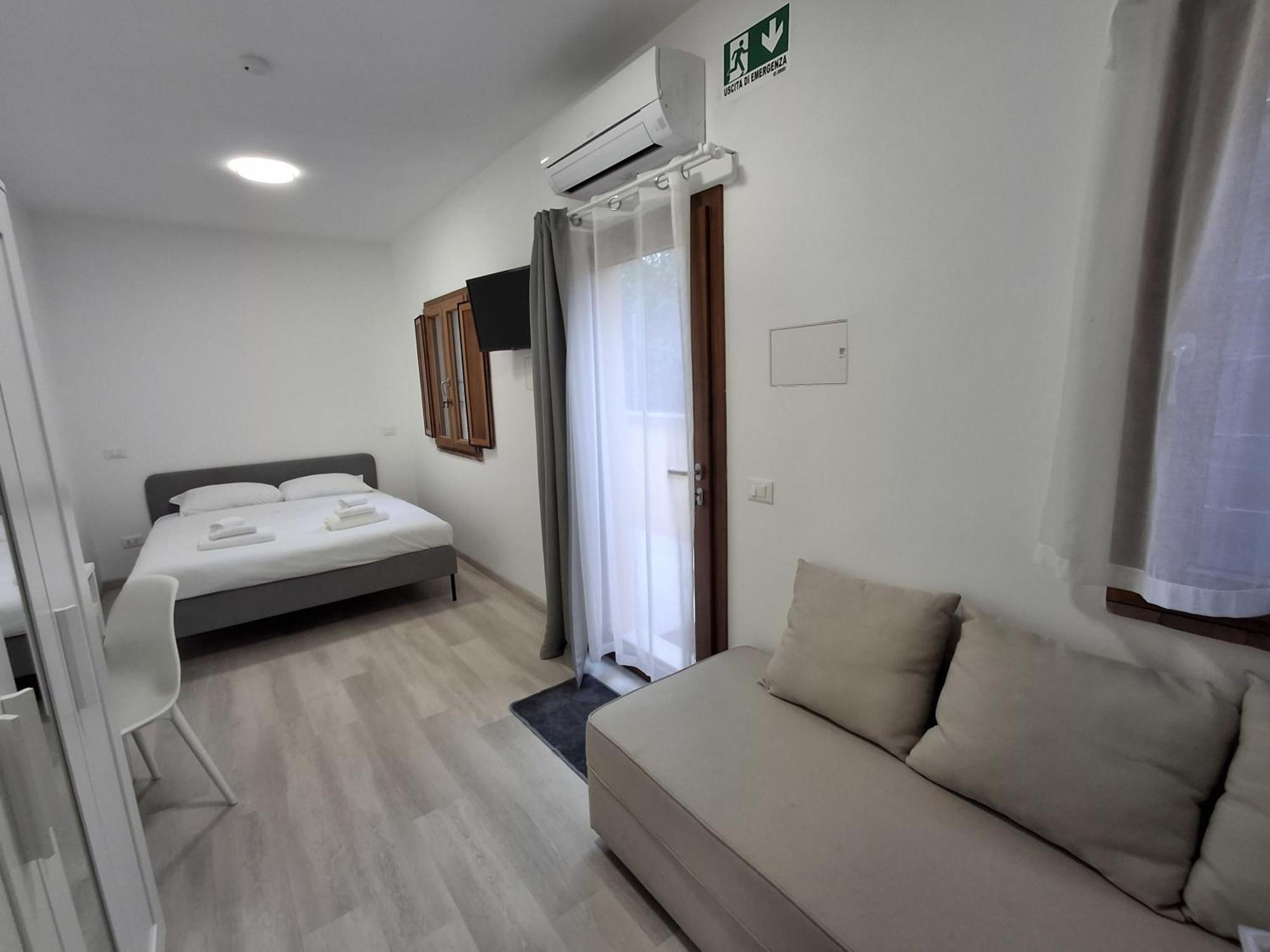 Deluxe Double Room Shower,1637466990:JPEG