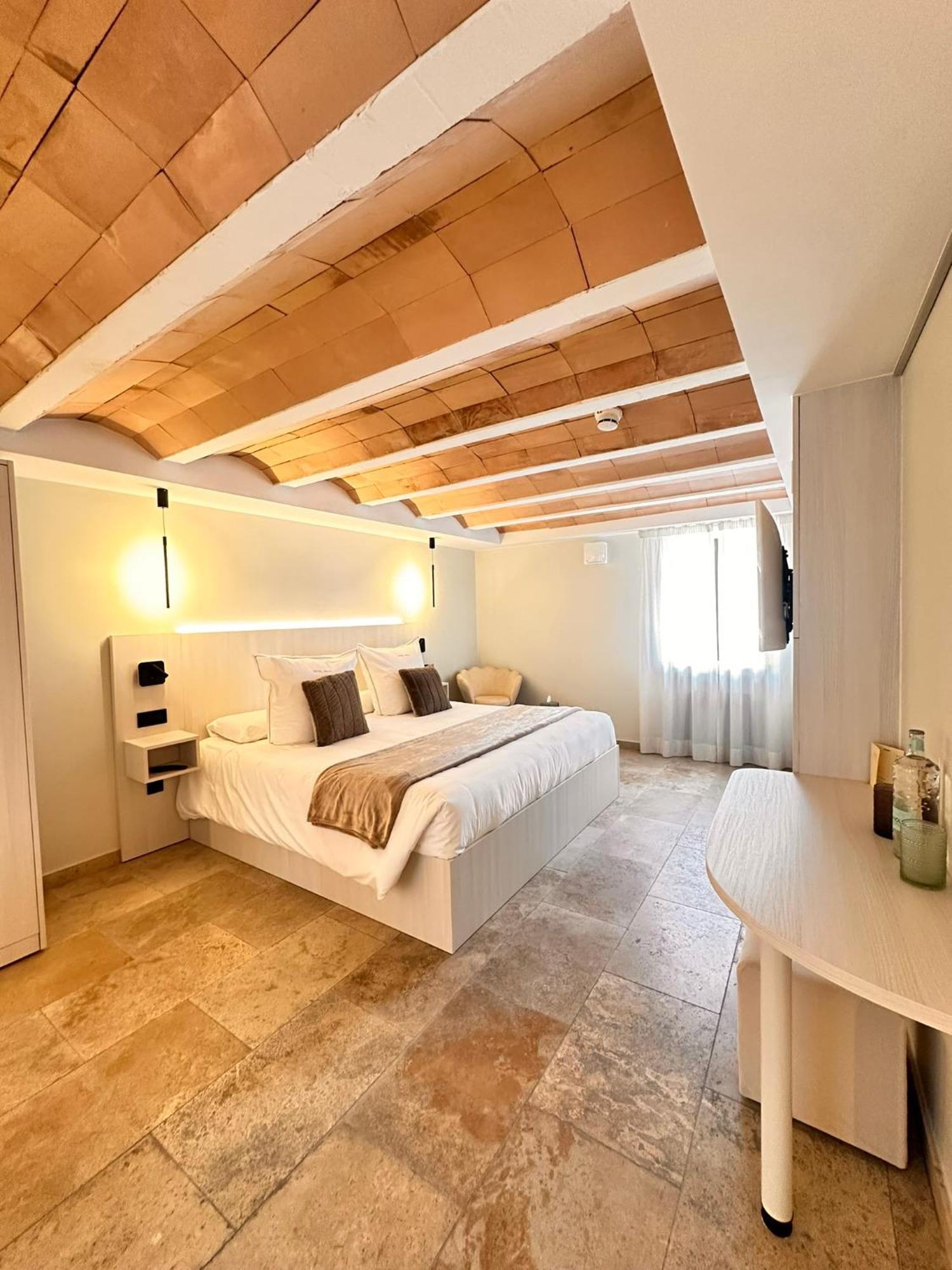 Chambre Triple avec Petit-Déjeuner Inclus (2 Adultes + 1 Enfant)