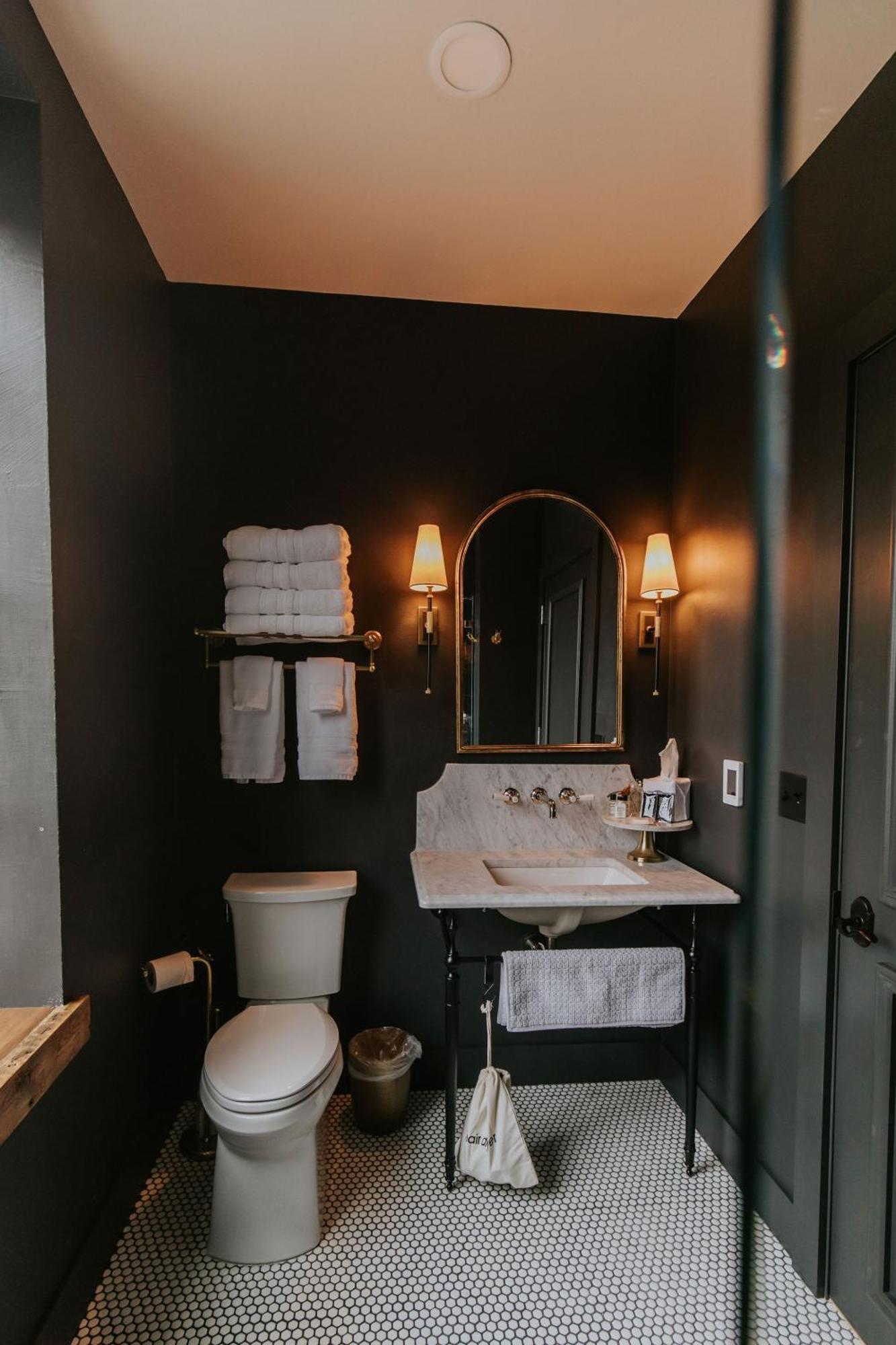 Deluxe King Suite