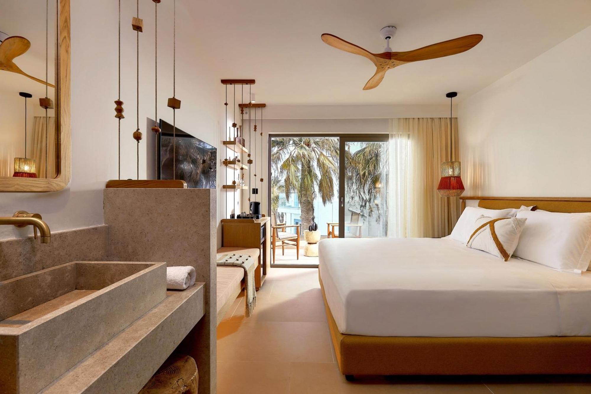 Premium Queen Room with Balcony and Sea View