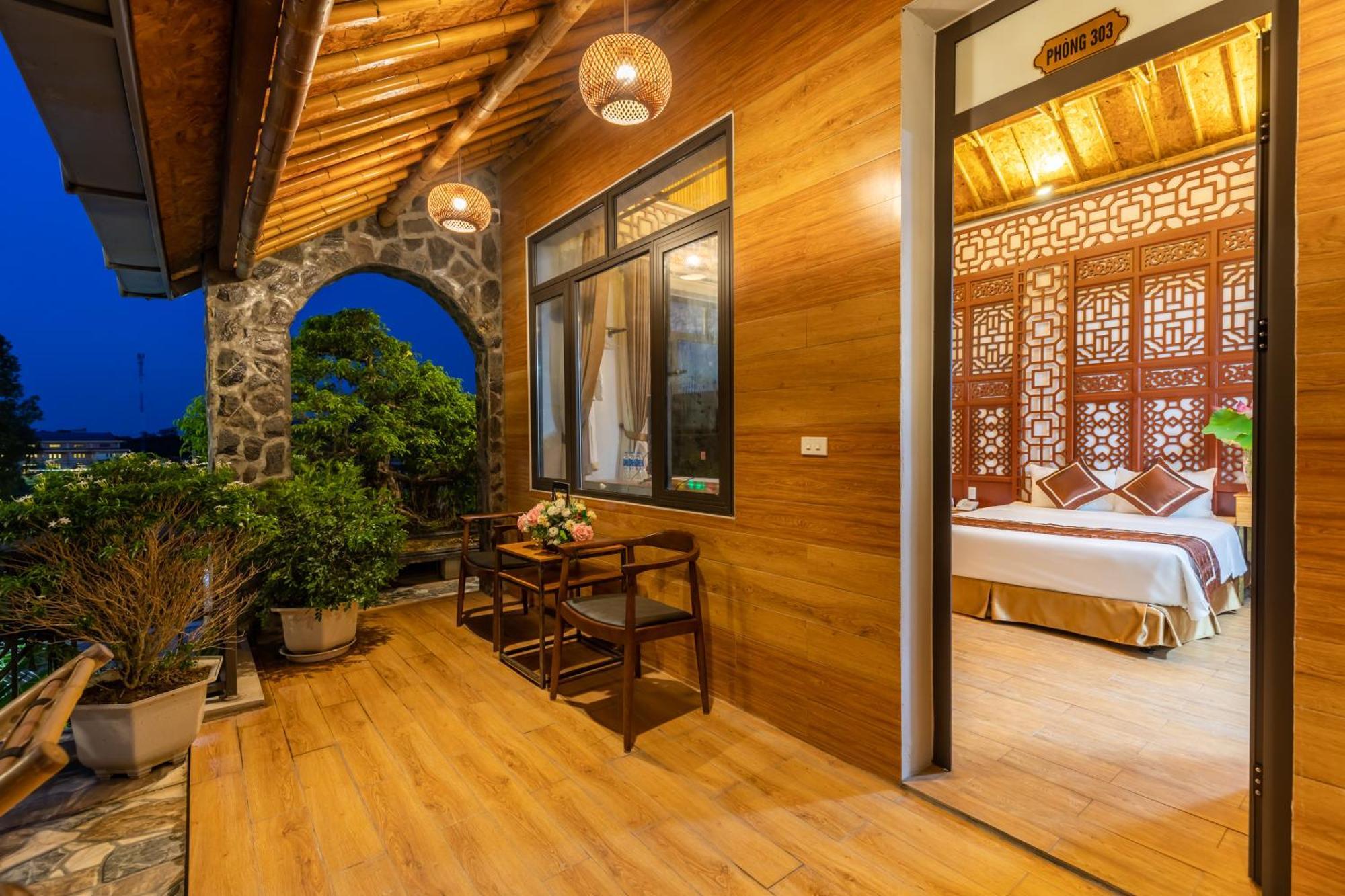 Studio with Balcony and Pool View