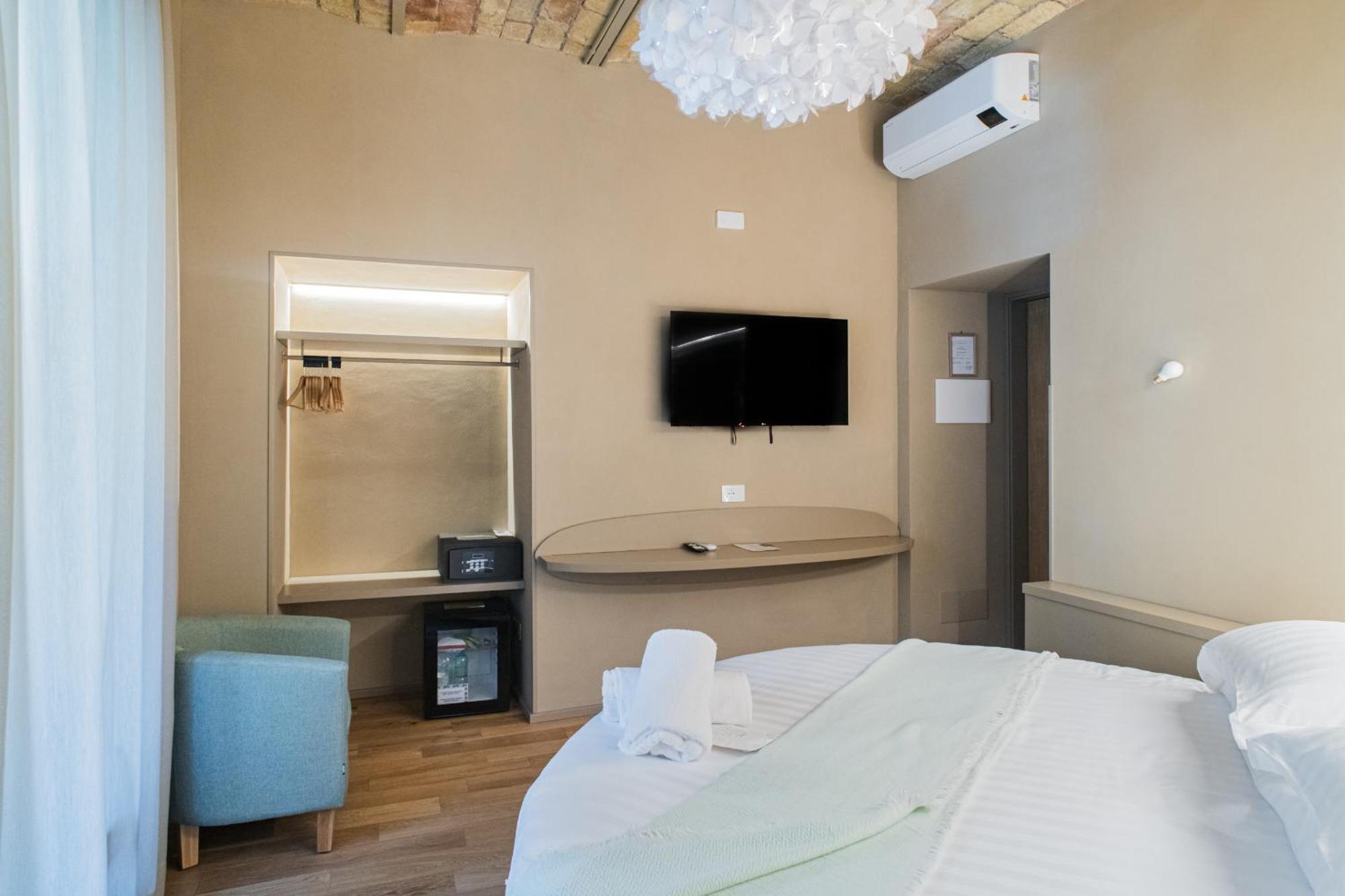 Deluxe Room,1637902998:JPEG