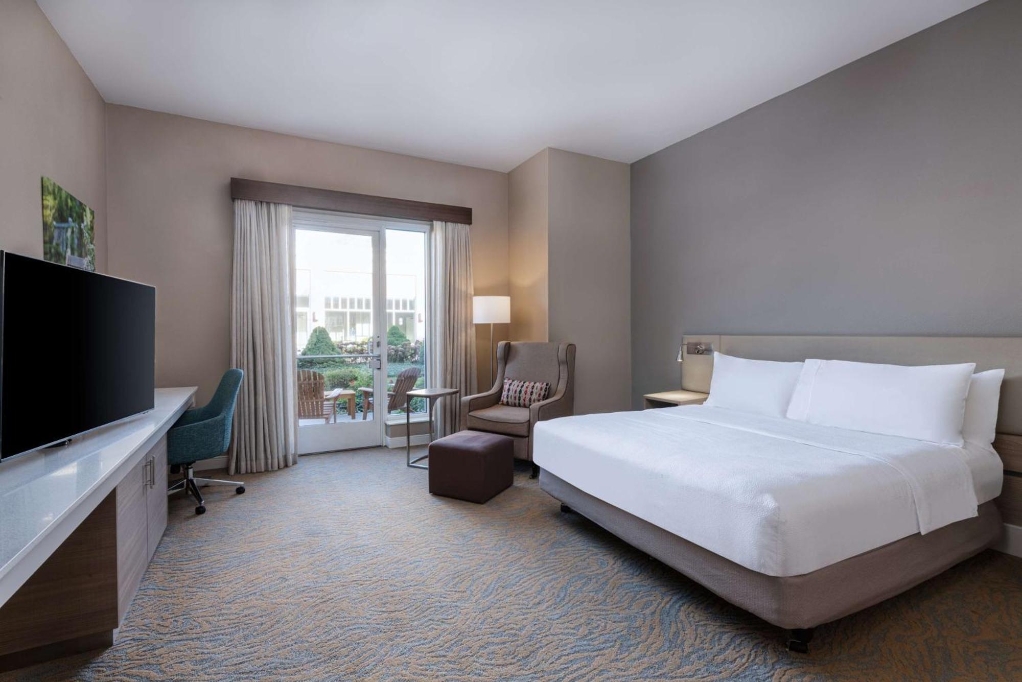King Room with Roll-In Shower - Mobility Access