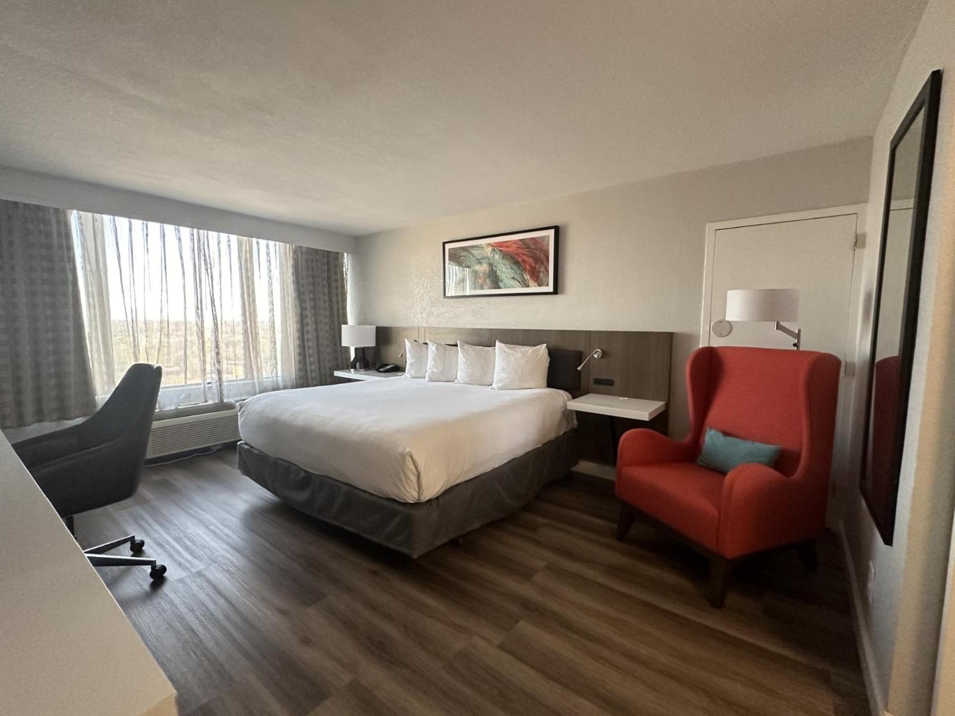 King Room with Roll-in Shower - Mobility Access/Non-Smoking