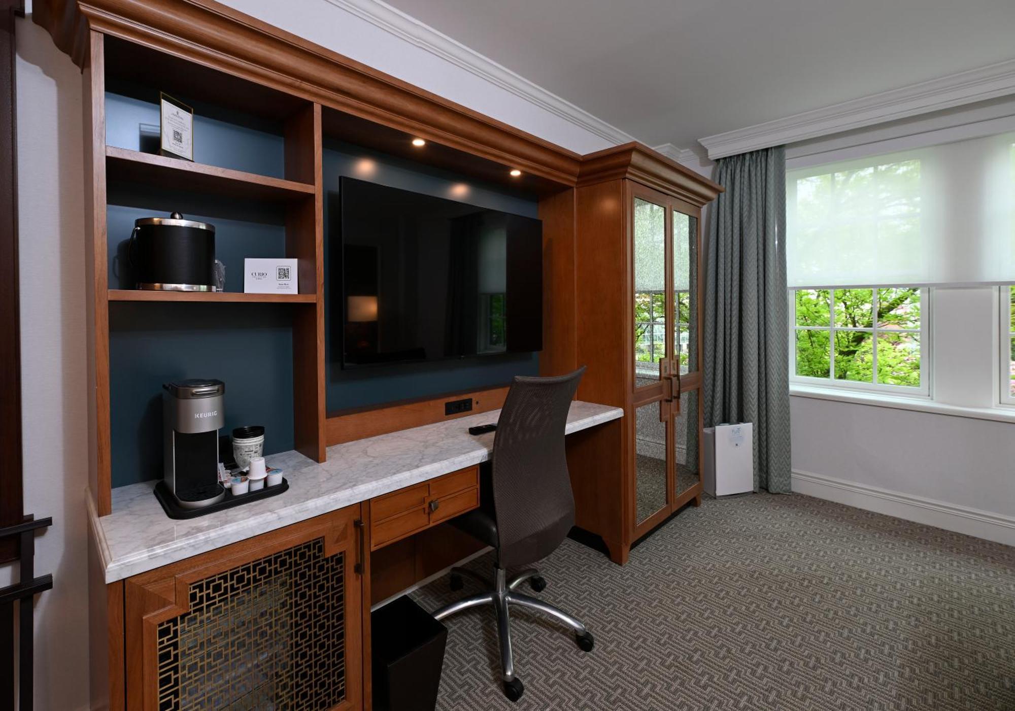 Deluxe King Corner Room