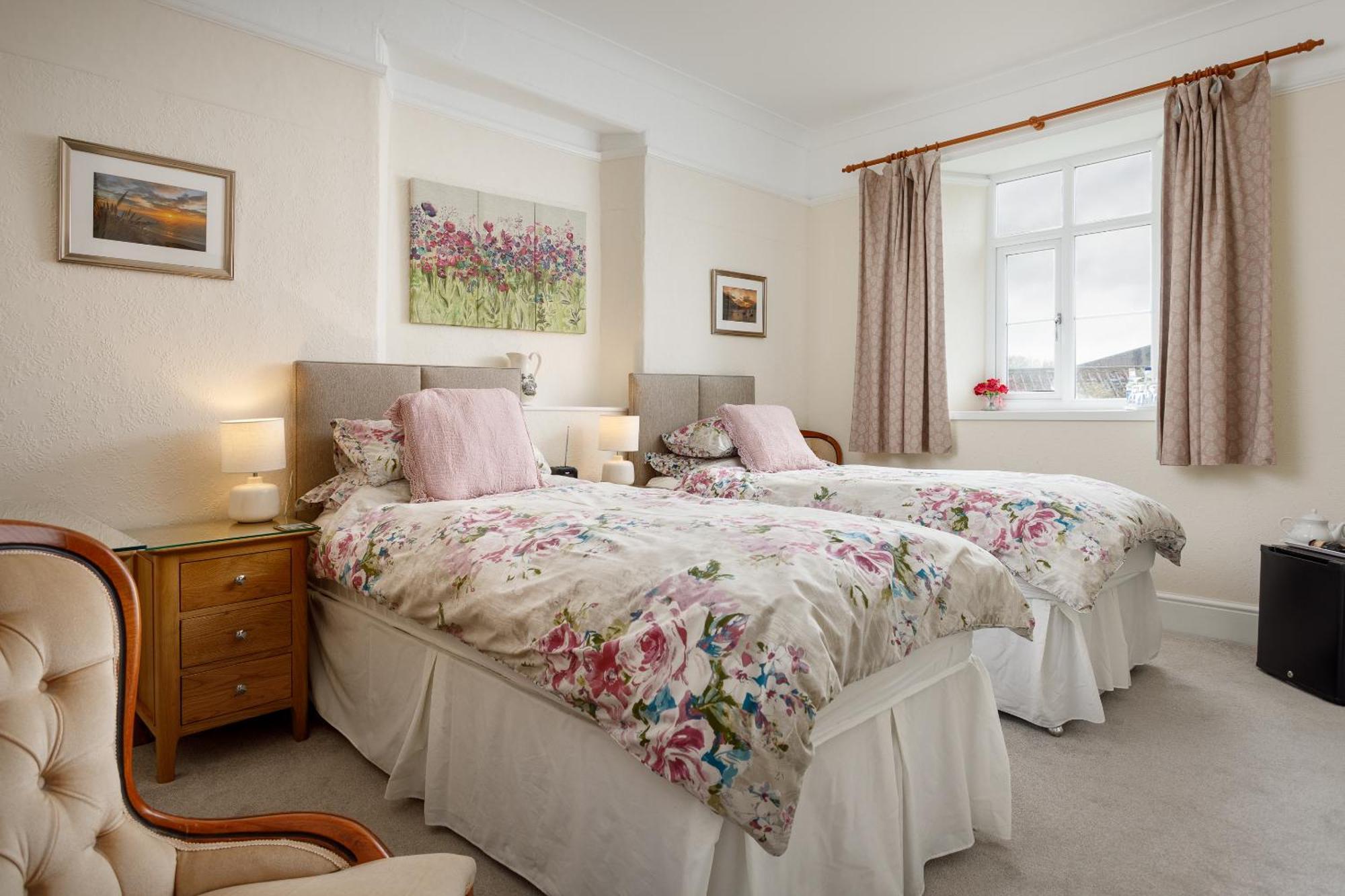 Twin Room with Private Bathroom
