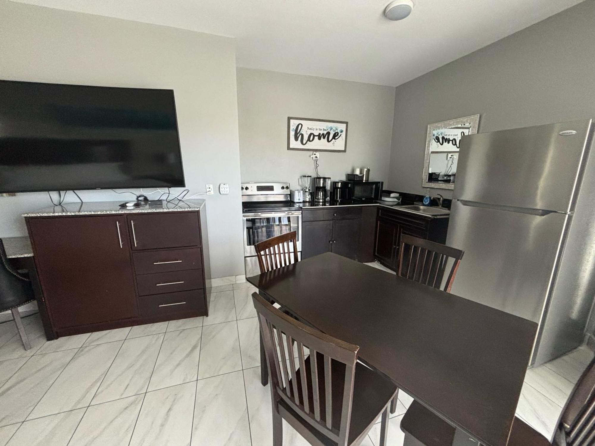 Deluxe Queen Suite