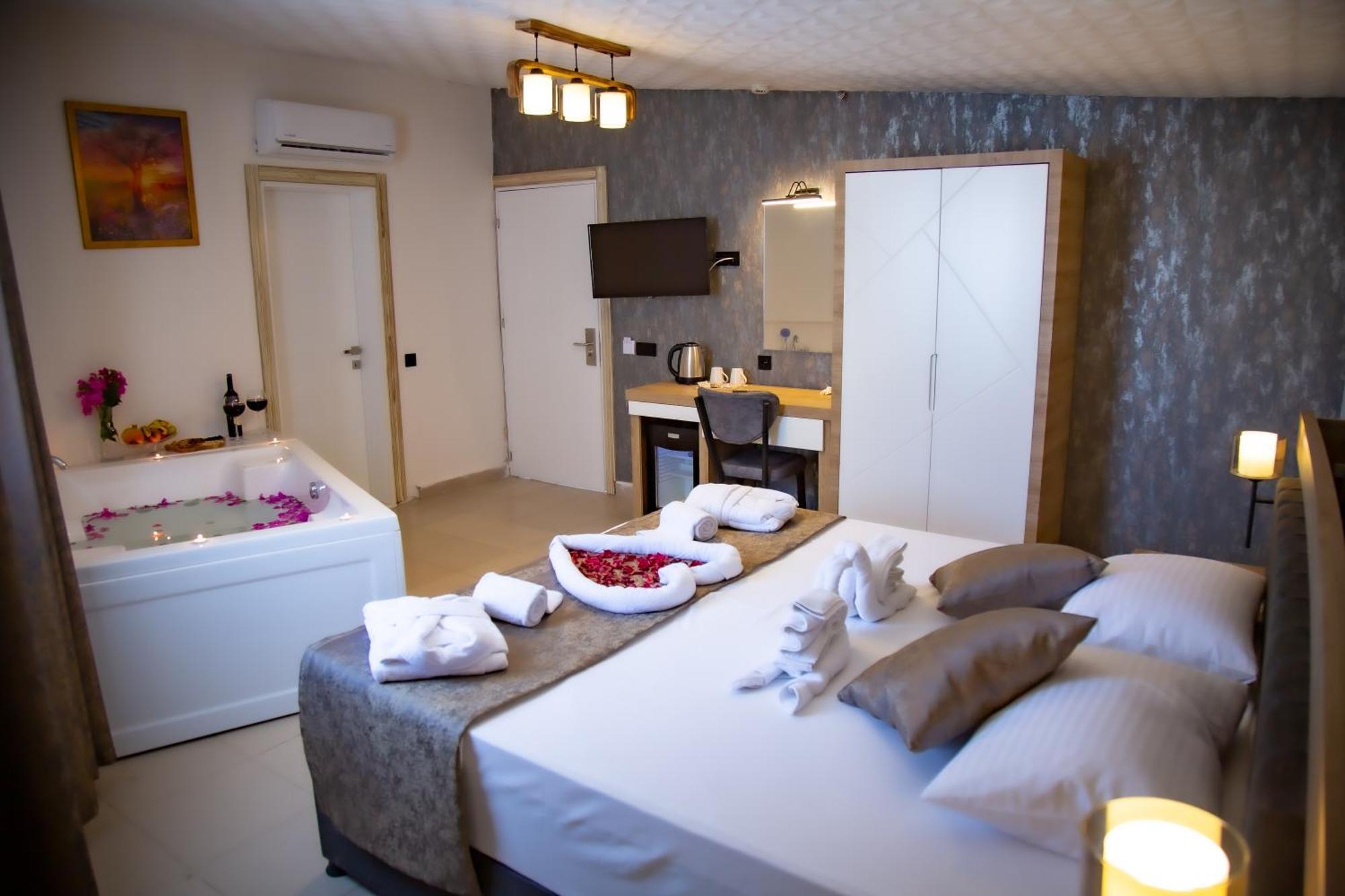 Suite with Hot Tub,1669134198:JPEG