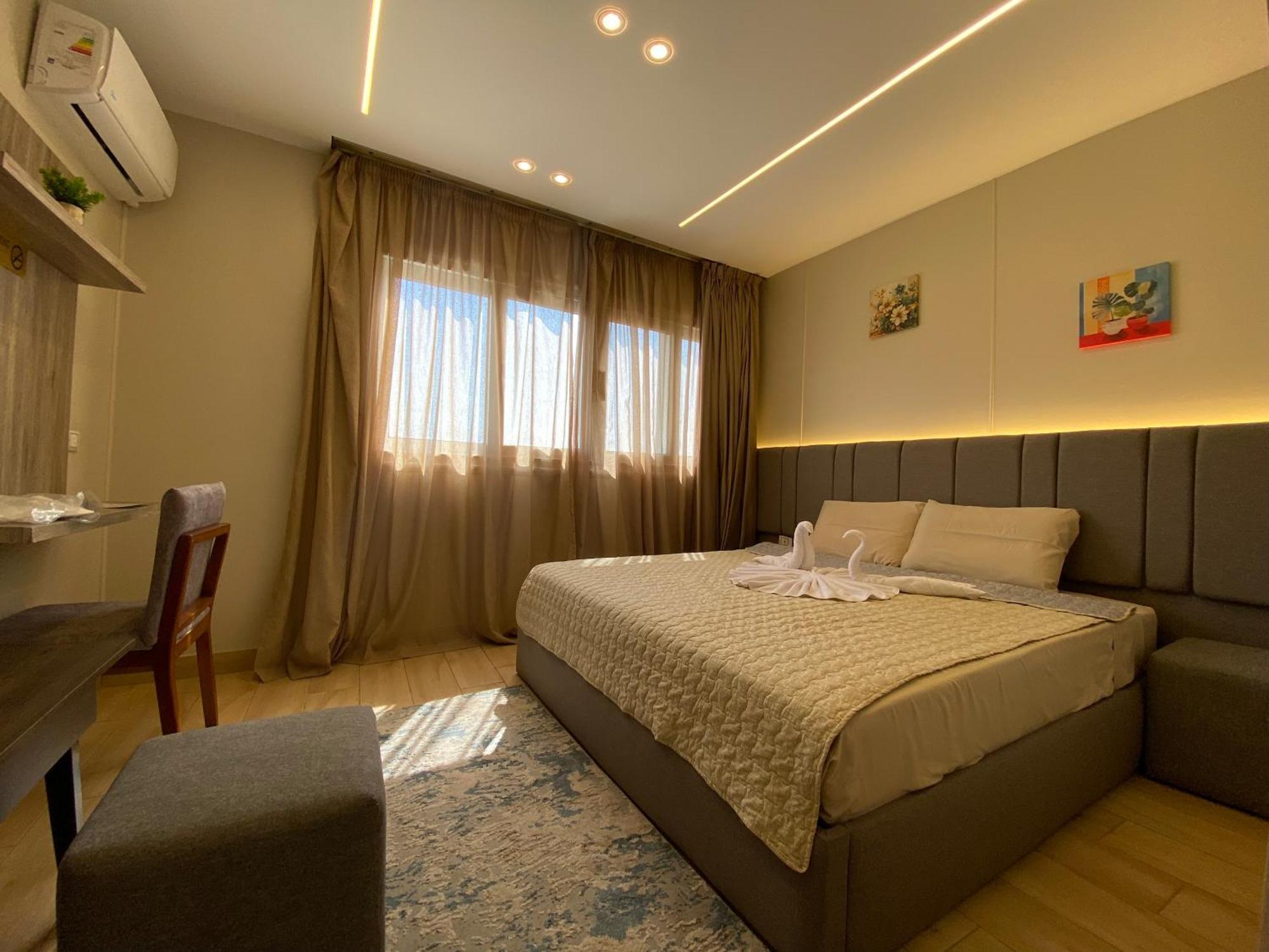 Deluxe King Room with City View