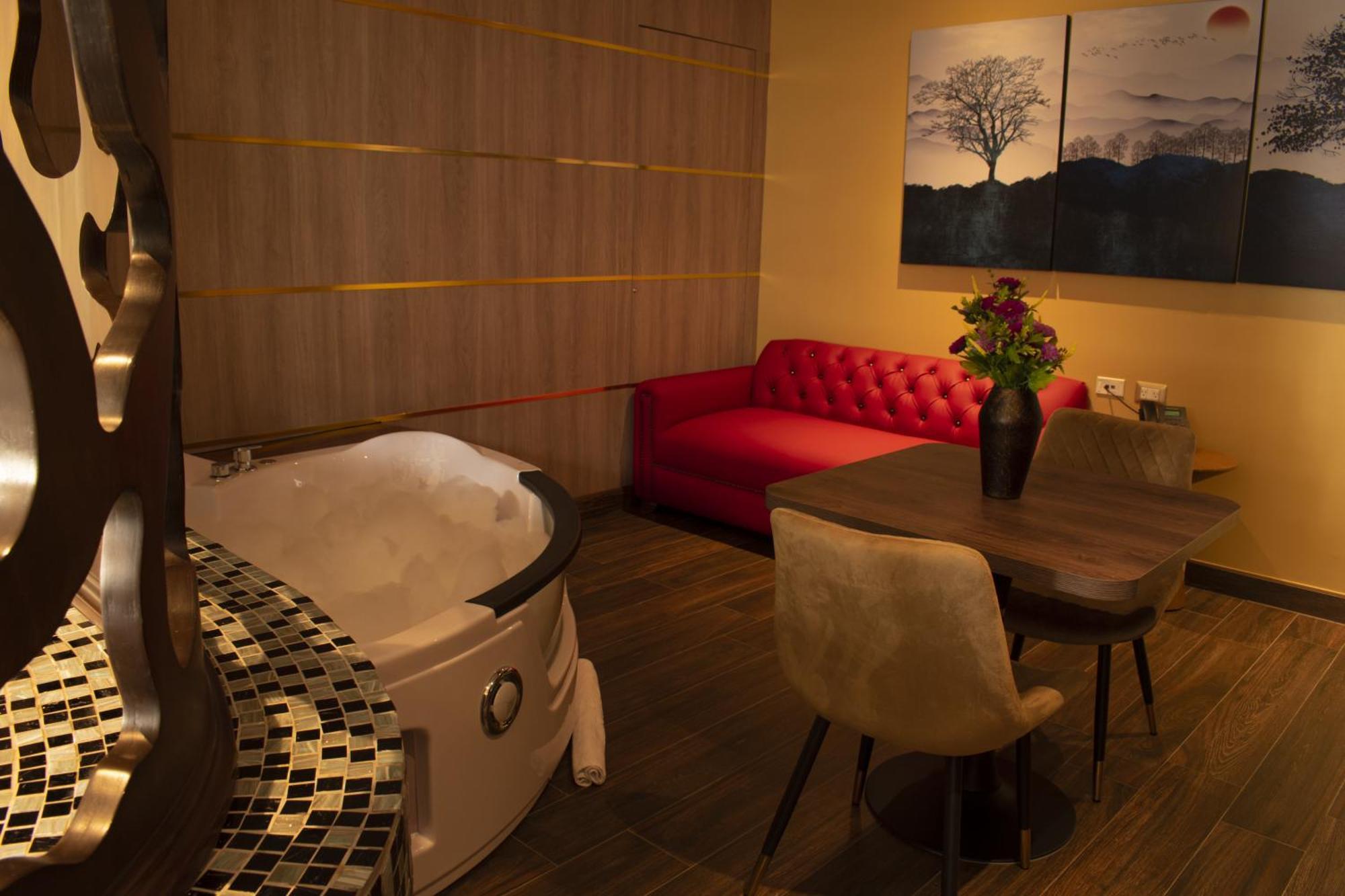 King Suite Spa Bath