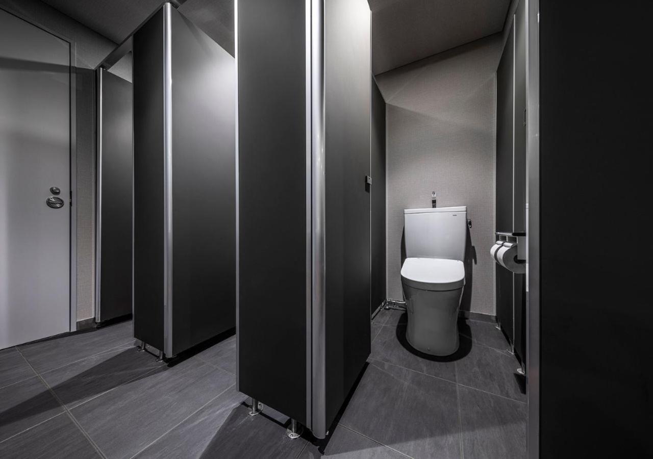 Habitación con literas y baño compartido