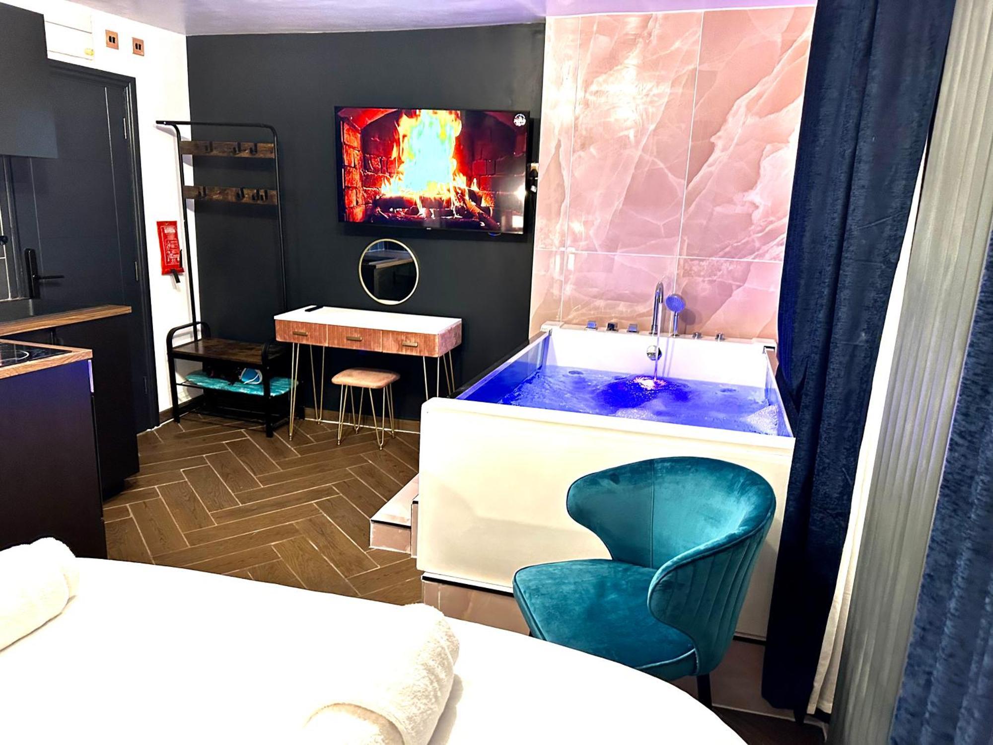 Studio with Spa Bath