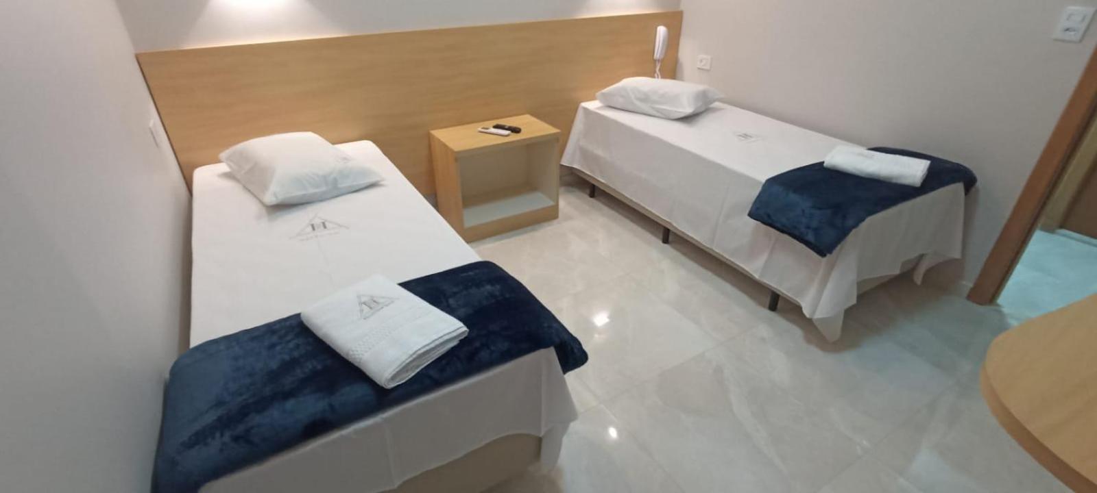 Quarto com 2 Camas de Solteiro