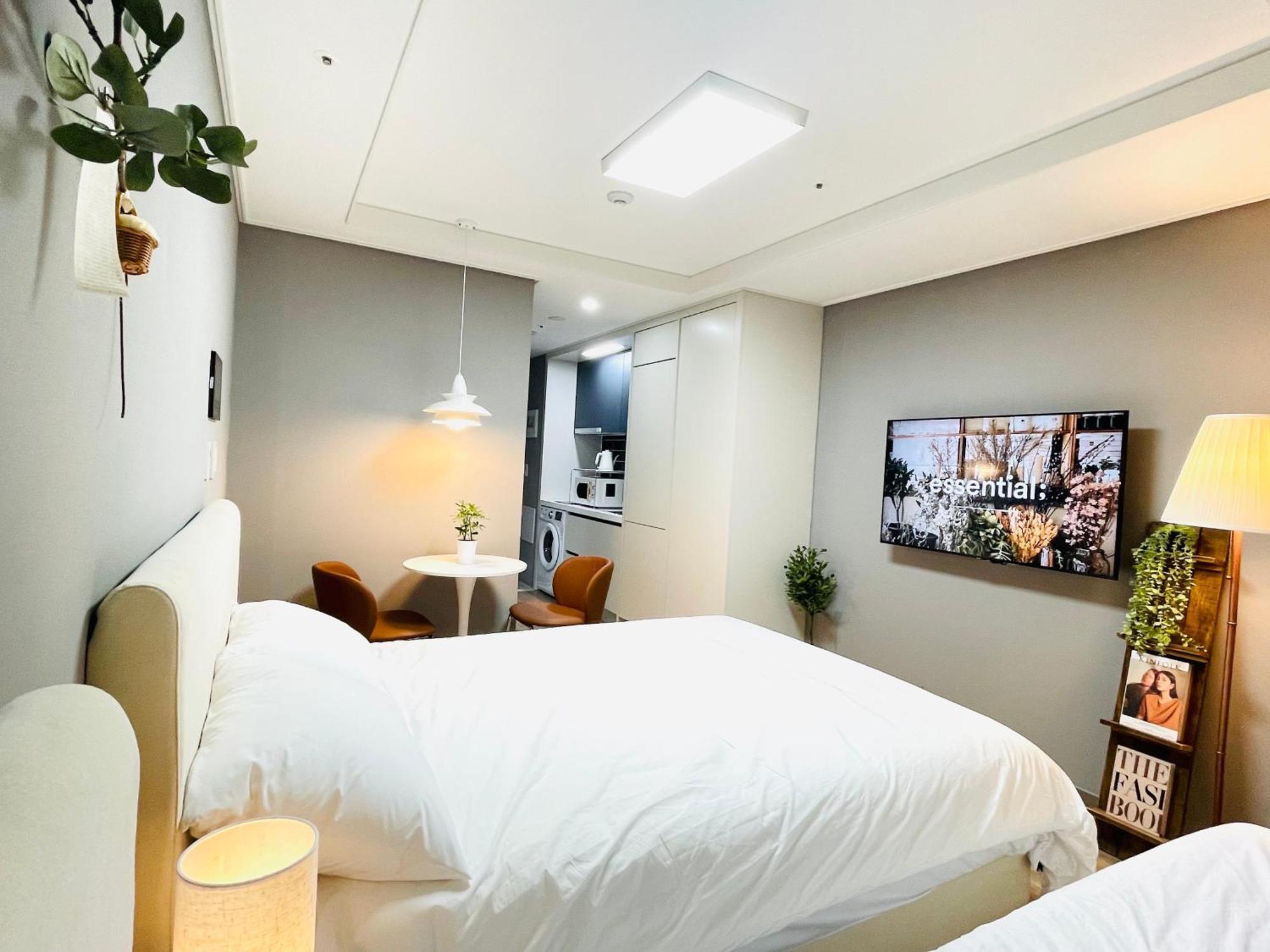 Tweepersoonskamer met 2 Aparte Bedden en Eigen Badkamer