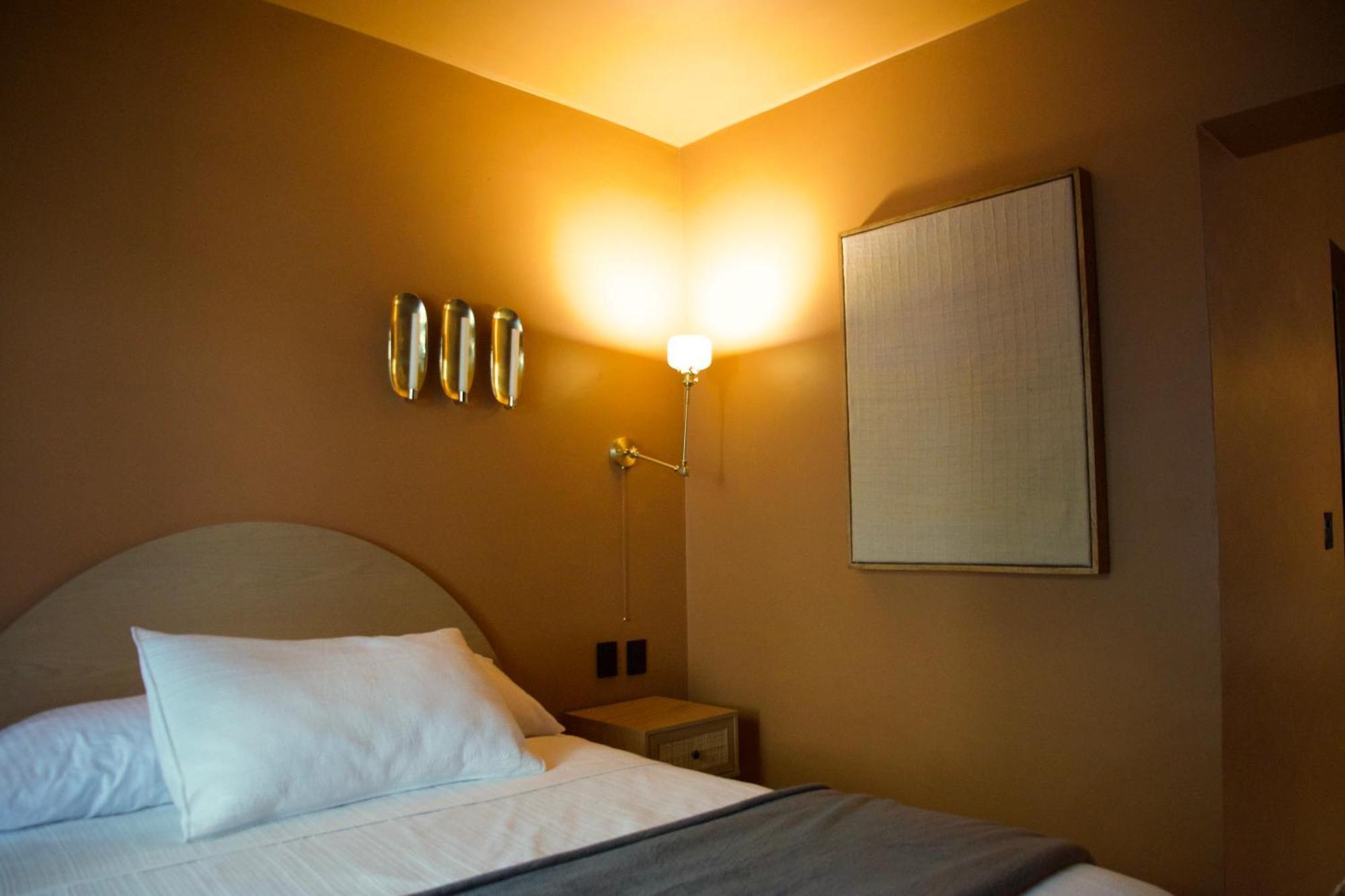 Tweepersoonskamer met 2 Aparte Bedden en Eigen Badkamer